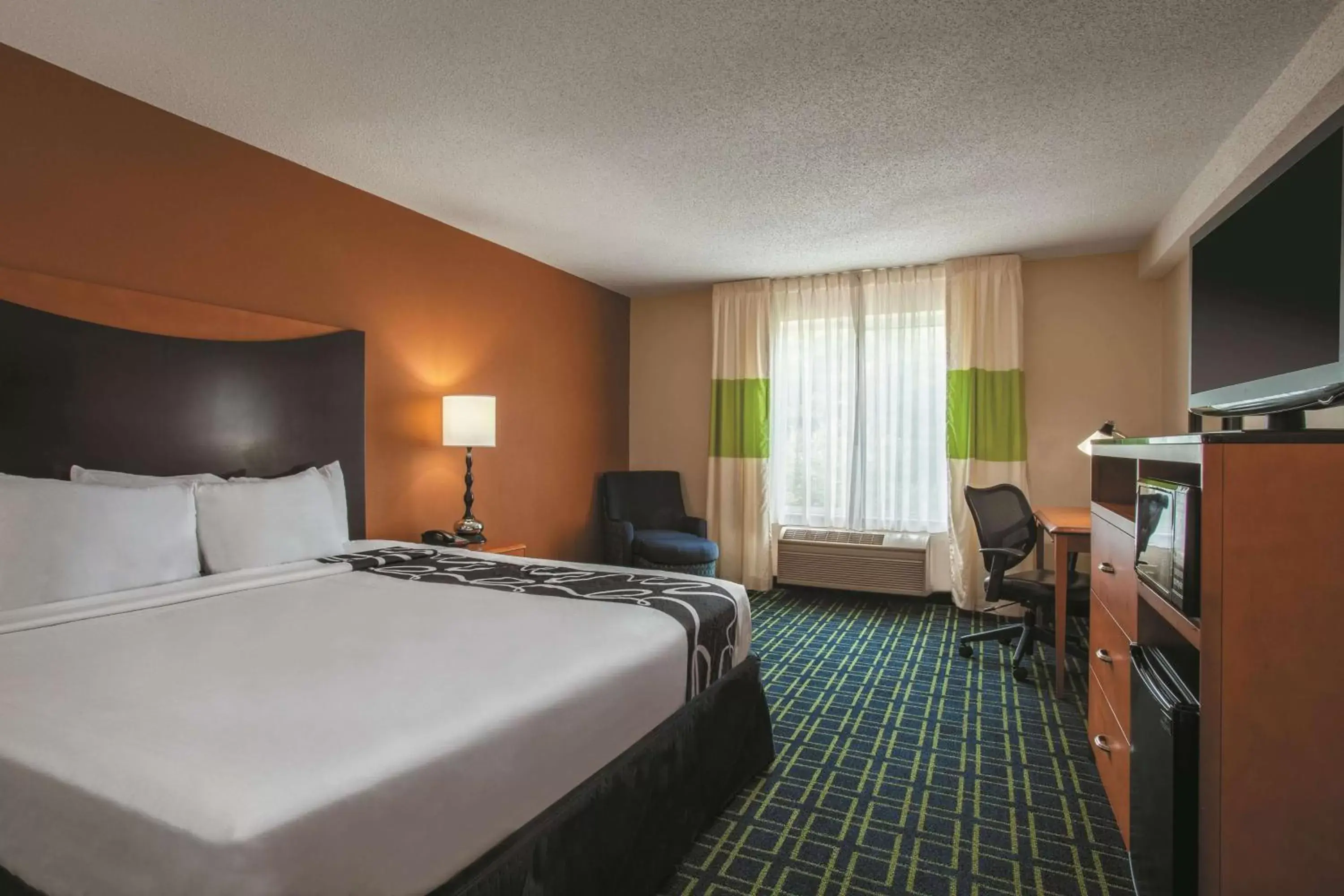 Photo of the whole room, Bed in La Quinta by Wyndham Manassas Battlefield