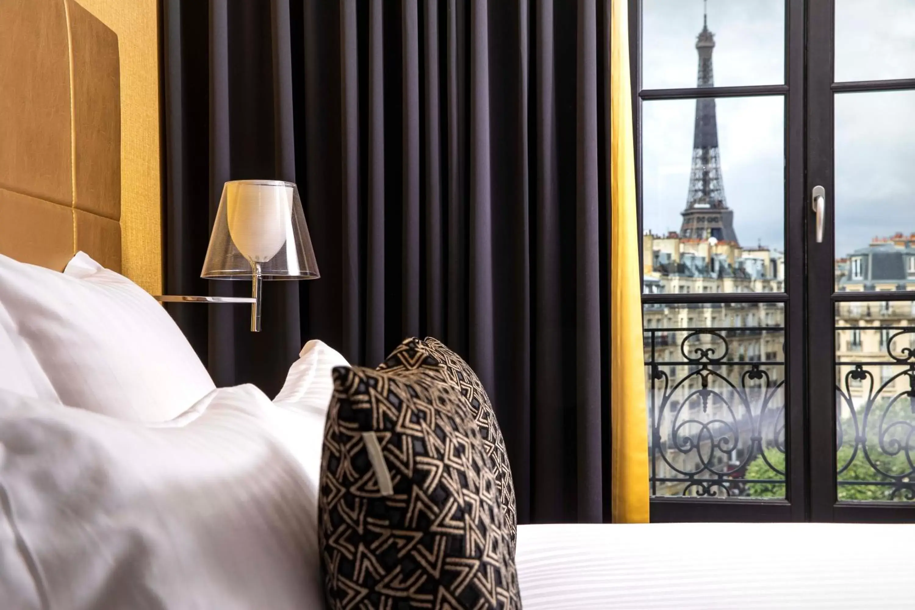 City view, Bed in First Hotel Paris Tour Eiffel