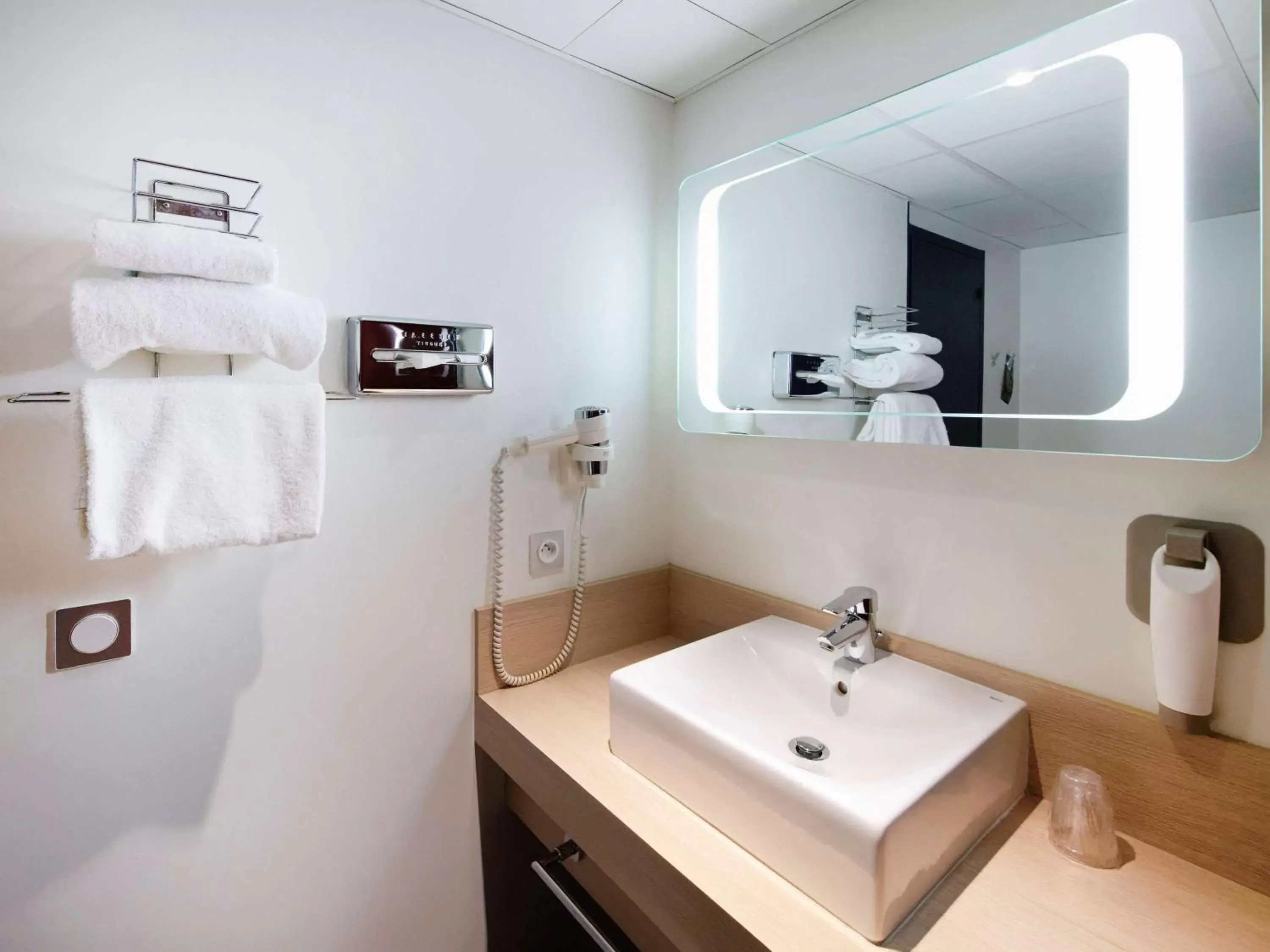 Photo of the whole room, Bathroom in ibis Styles Chalon sur Saône