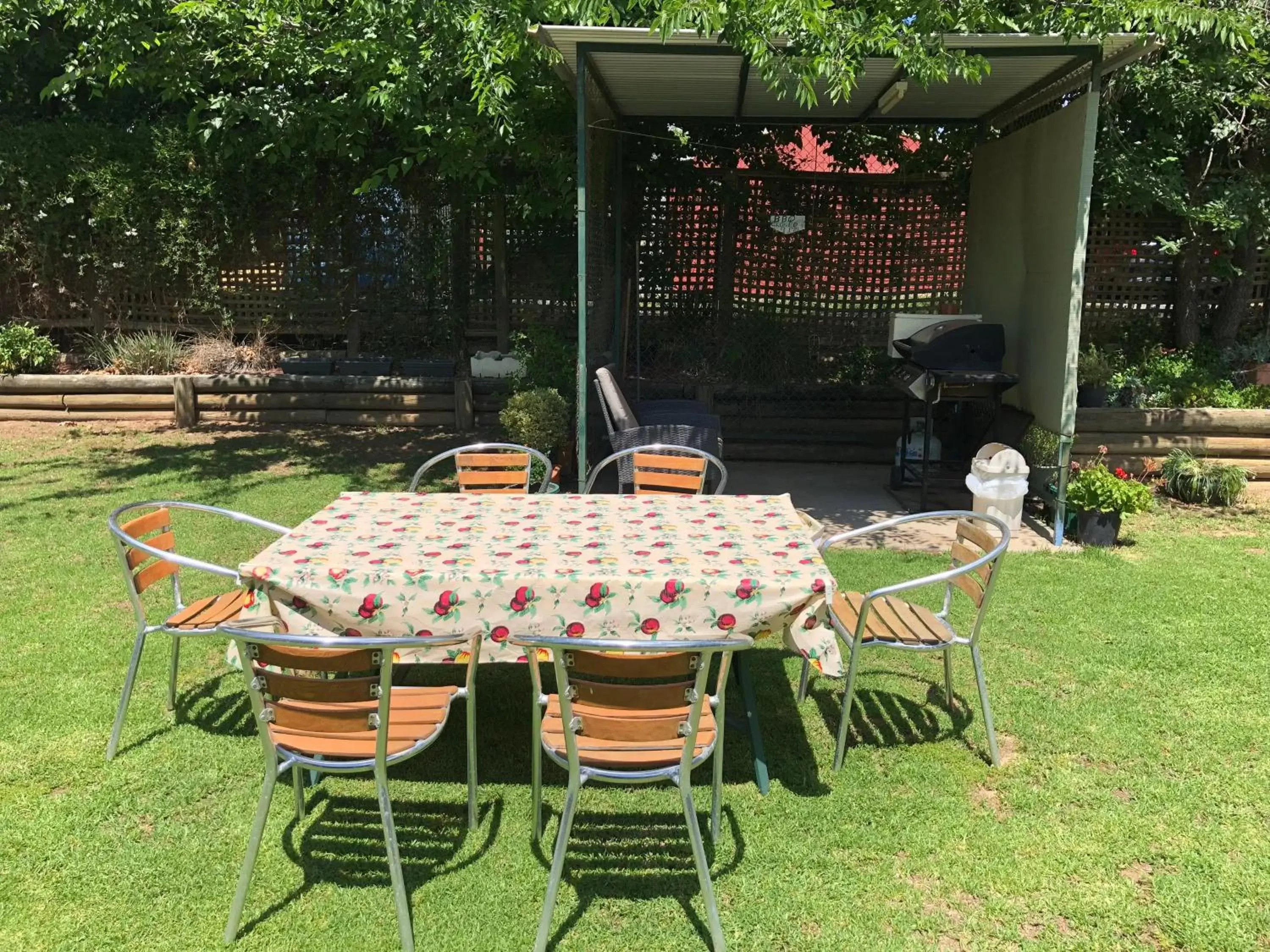 BBQ facilities in Elms Motor Inn