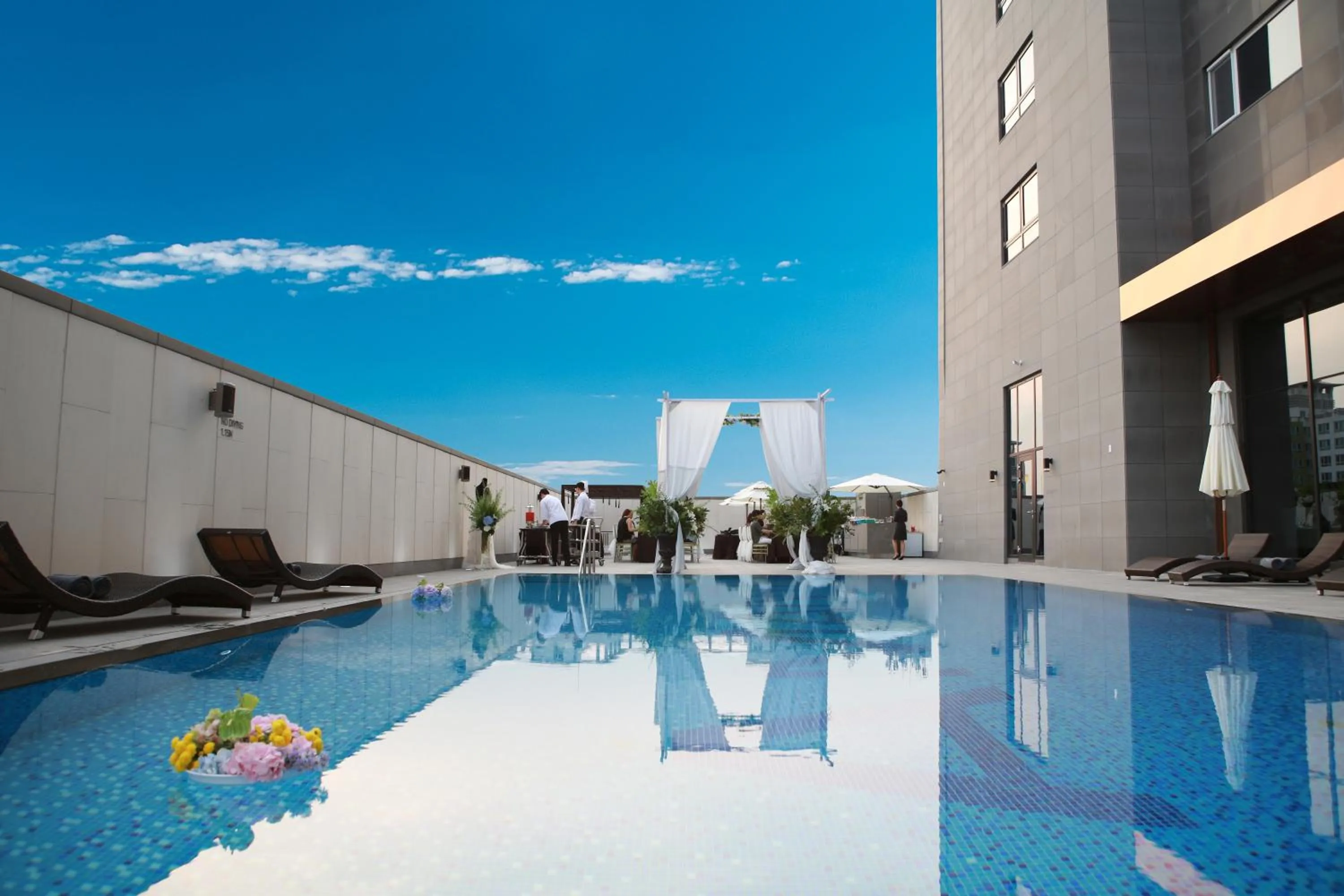 Swimming pool in Amanti Hotel Seoul Hongdae