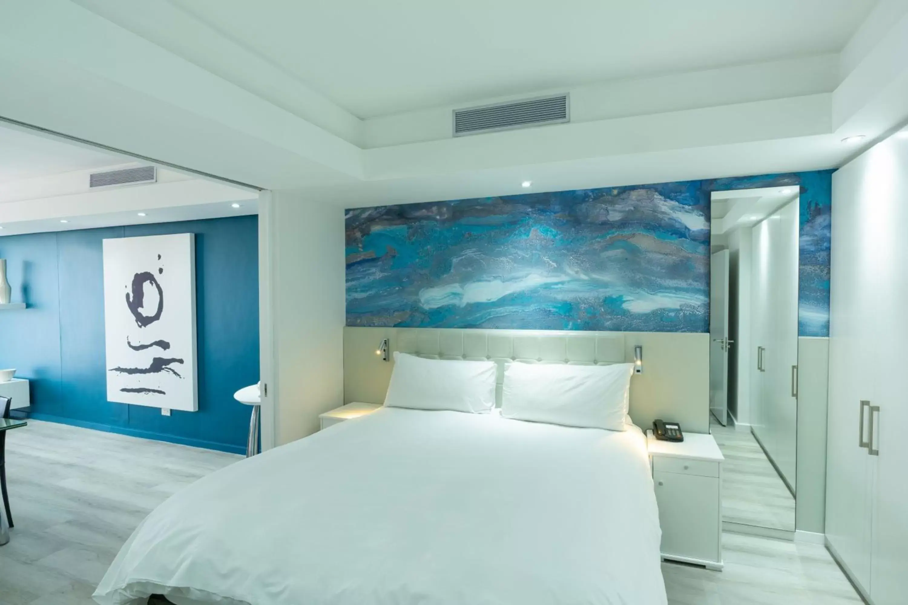Photo of the whole room, Bed in Protea Hotel by Marriott Cape Town North Wharf