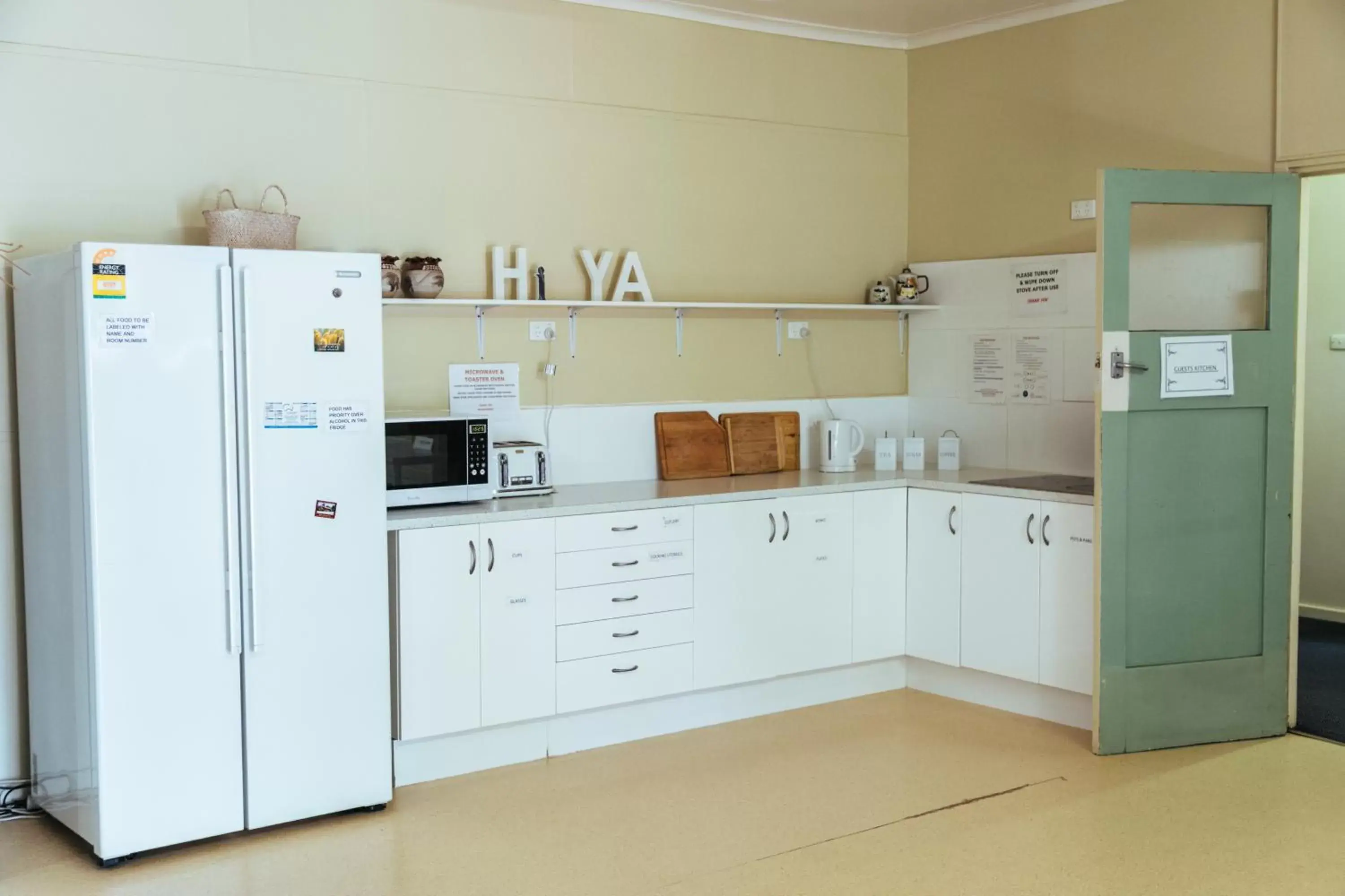 Kitchen or kitchenette, Kitchen/Kitchenette in Broken Hill Tourist Lodge