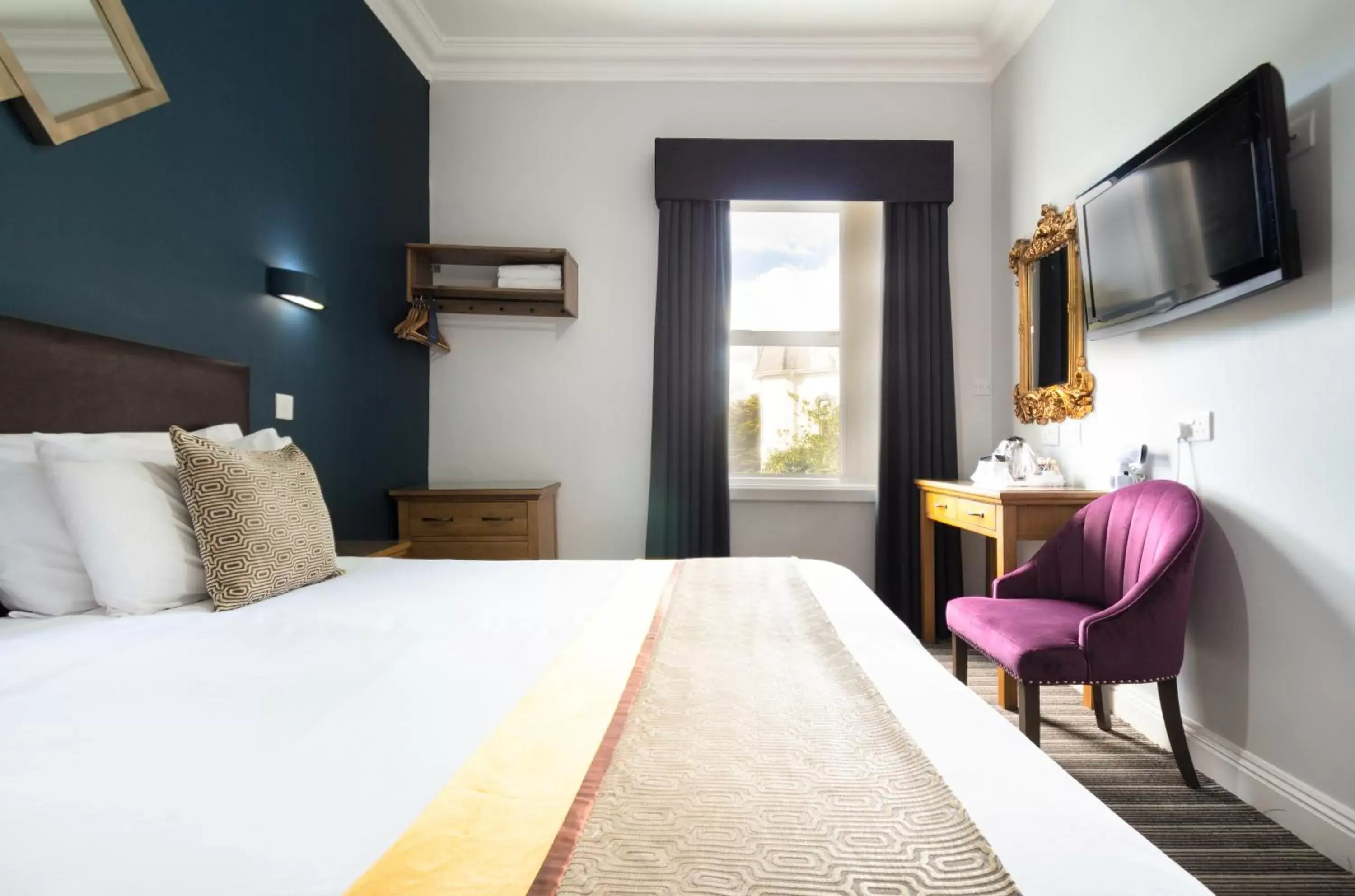 Bedroom, Bed in Applewood Hotel