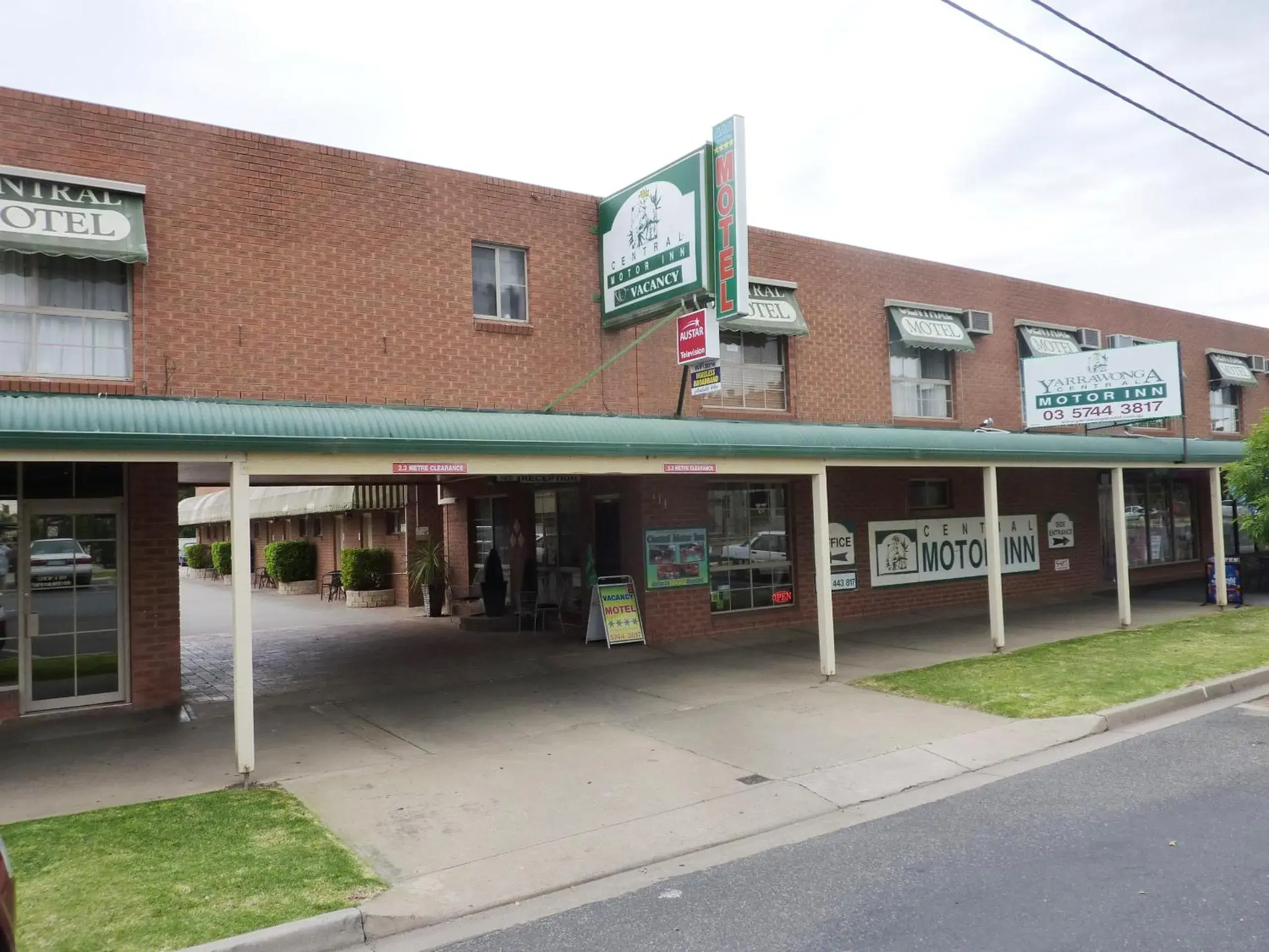 Facade/entrance, Property Building in Central Yarrawonga Motor Inn