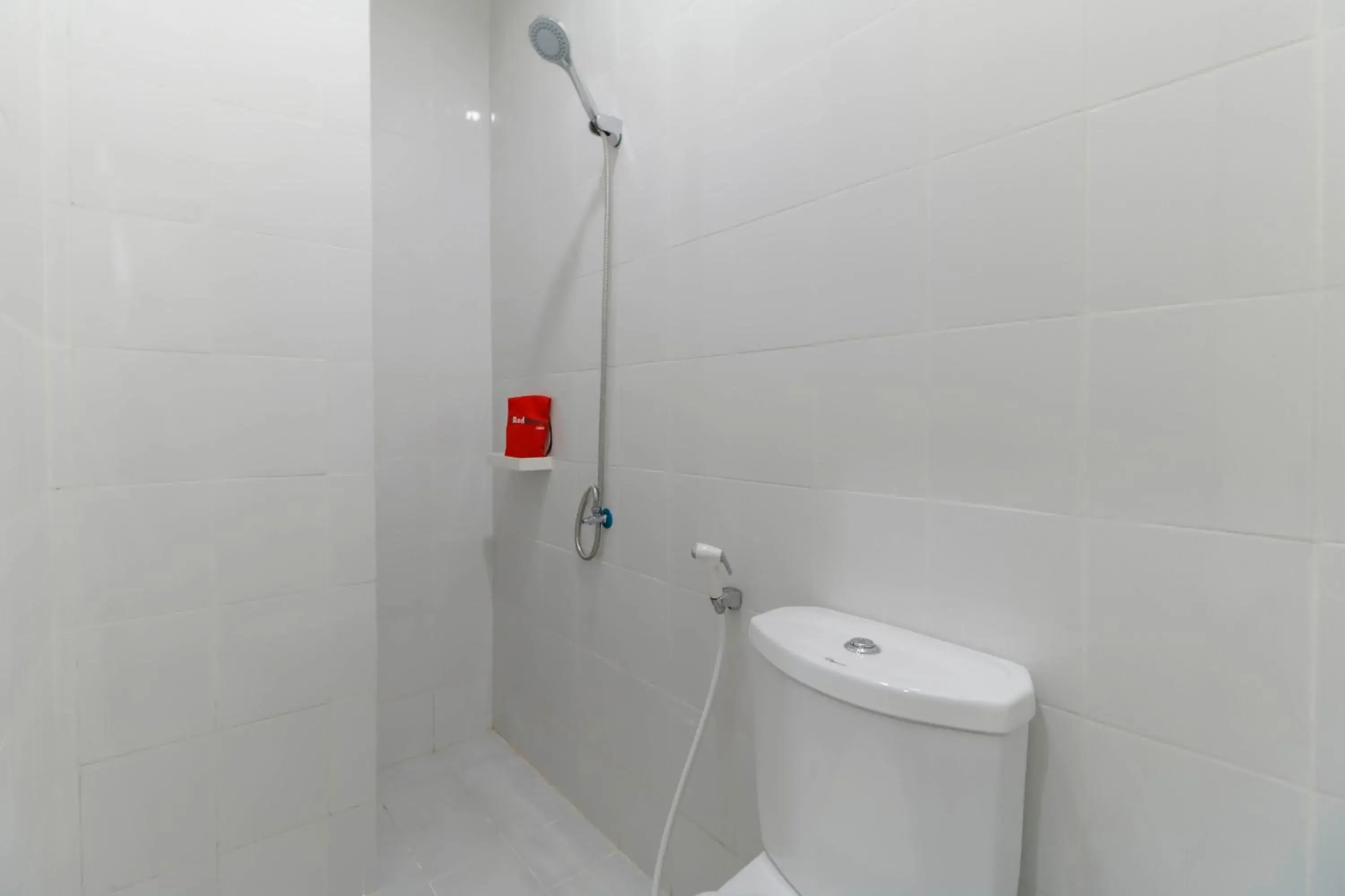 Bathroom in RedDoorz Plus @ Kapuk Business Park