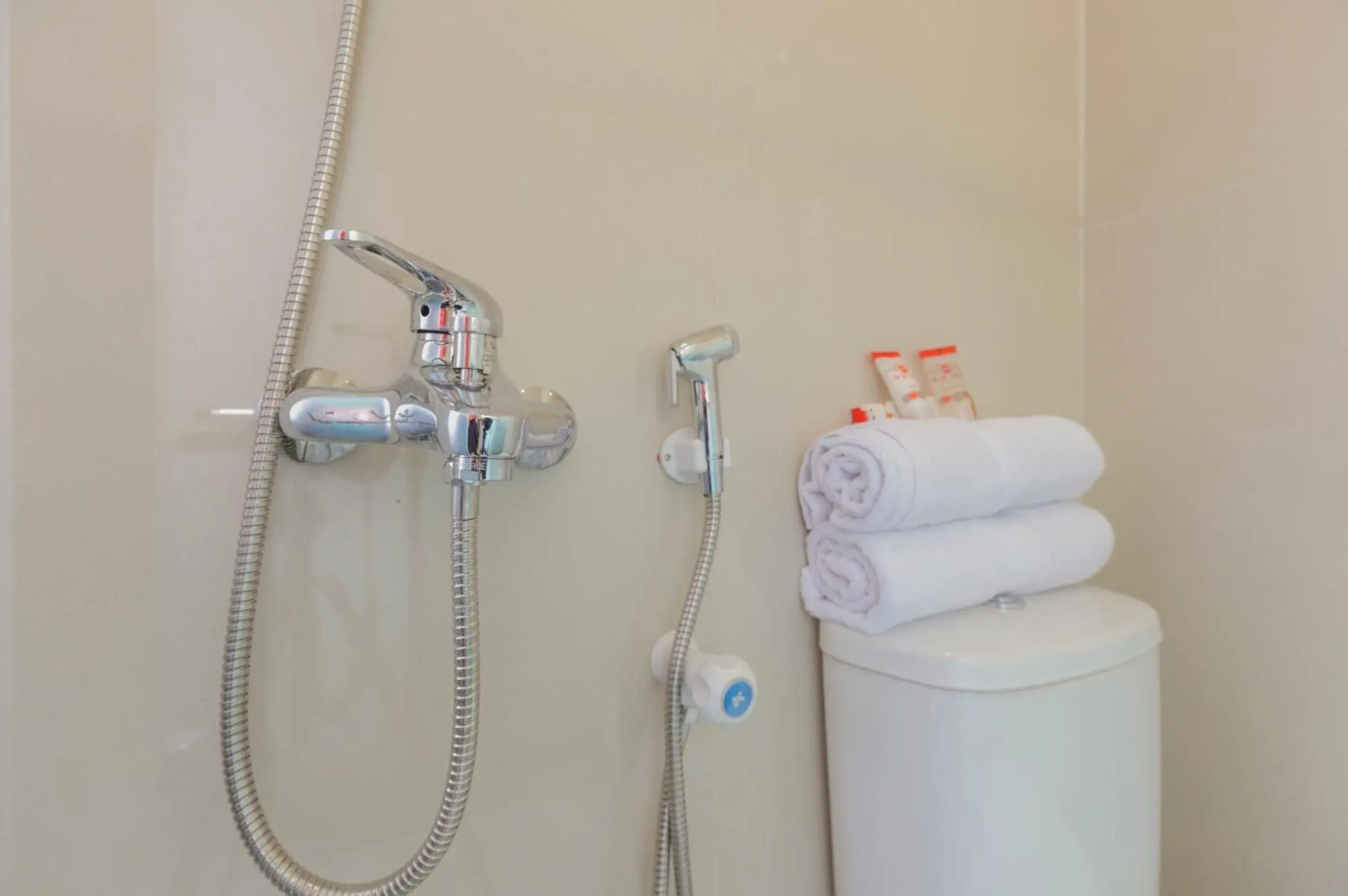 Shower, Bathroom in OYO 866 Idola Residence