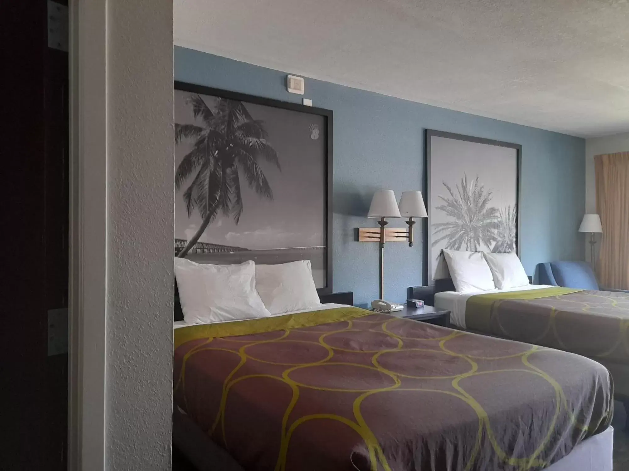 Bed in Super 8 by Wyndham Dania/Fort Lauderdale Arpt