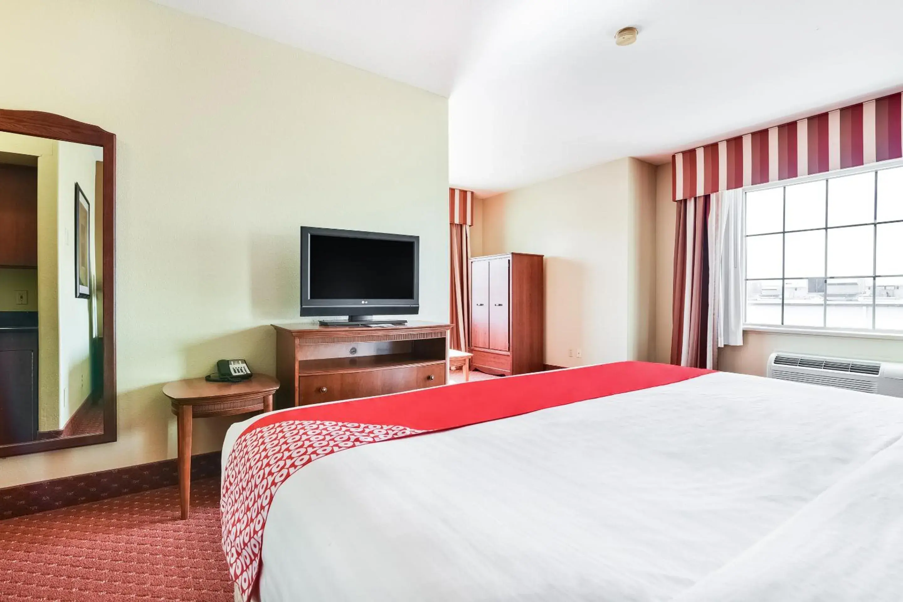 Bedroom, Bed in OYO Townhouse Oklahoma City Airport