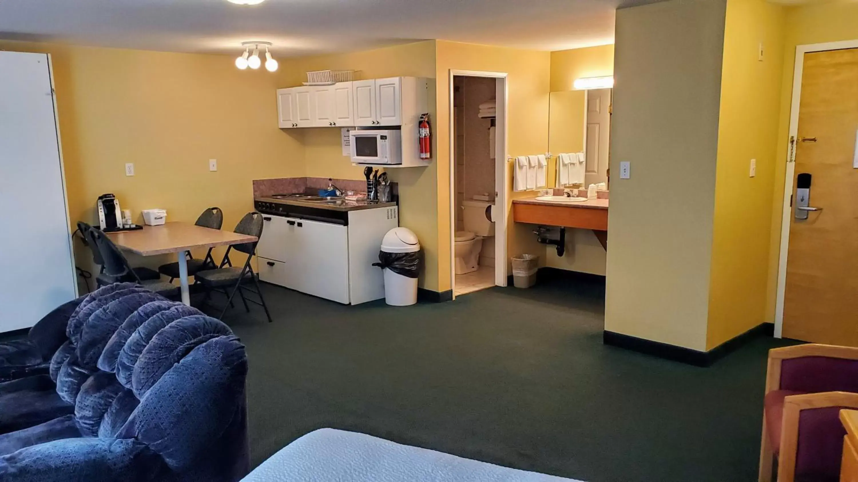 Photo of the whole room, Kitchen/Kitchenette in Days Inn by Wyndham Penticton Conference Centre