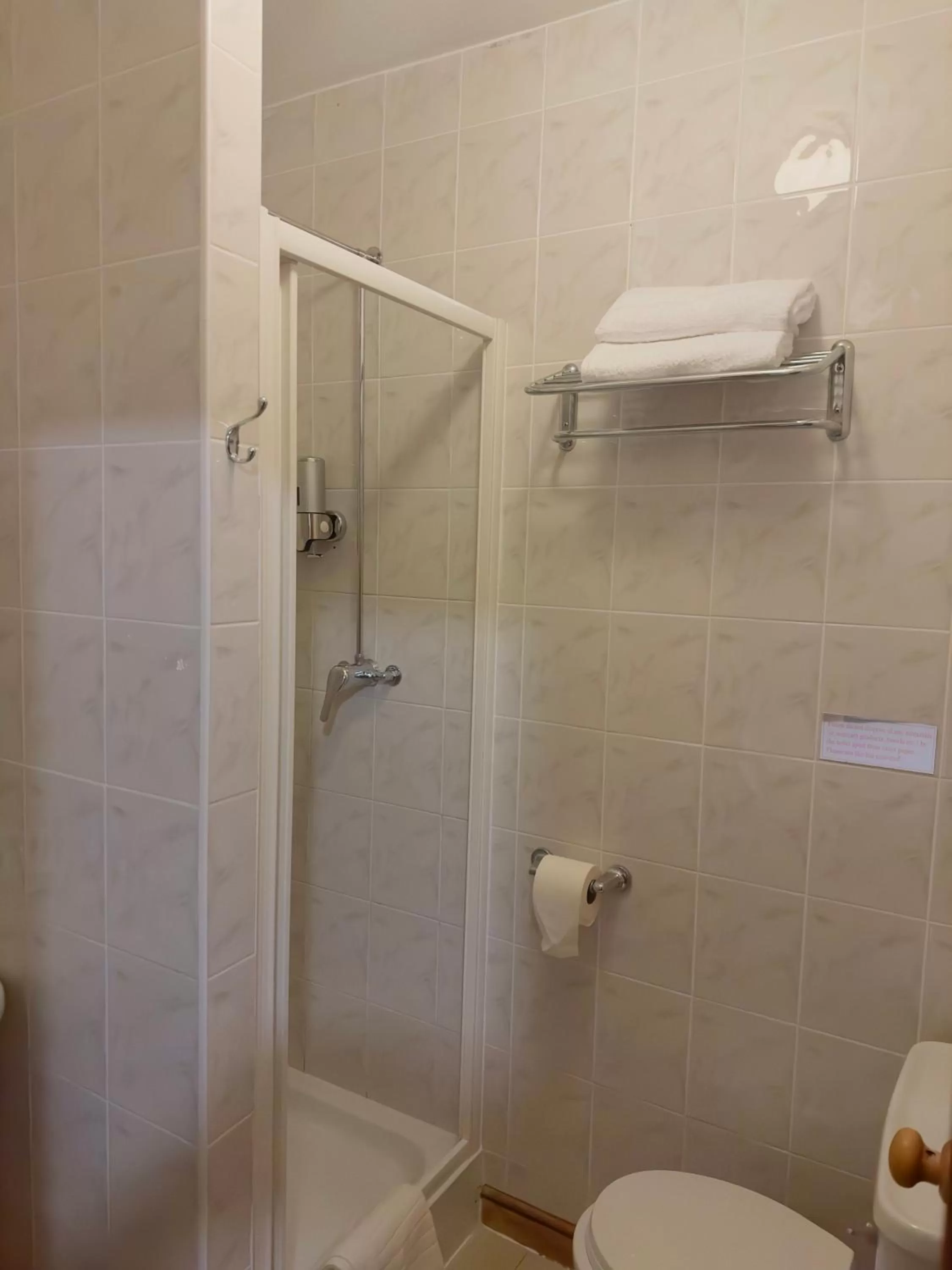 Shower in Acorn Lodge Hotel Gatwick & Parking
