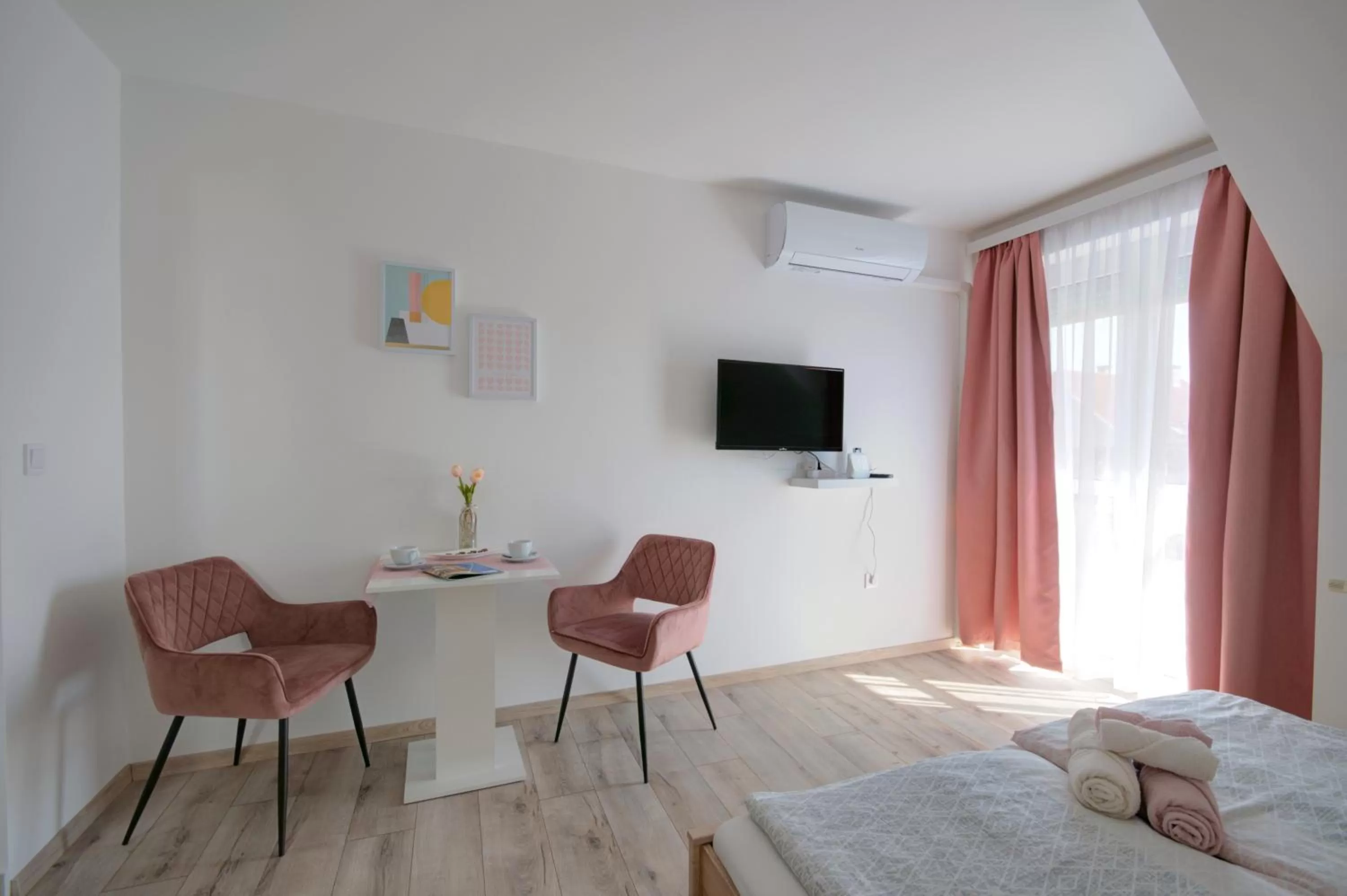 Photo of the whole room in Villa Tara Bük