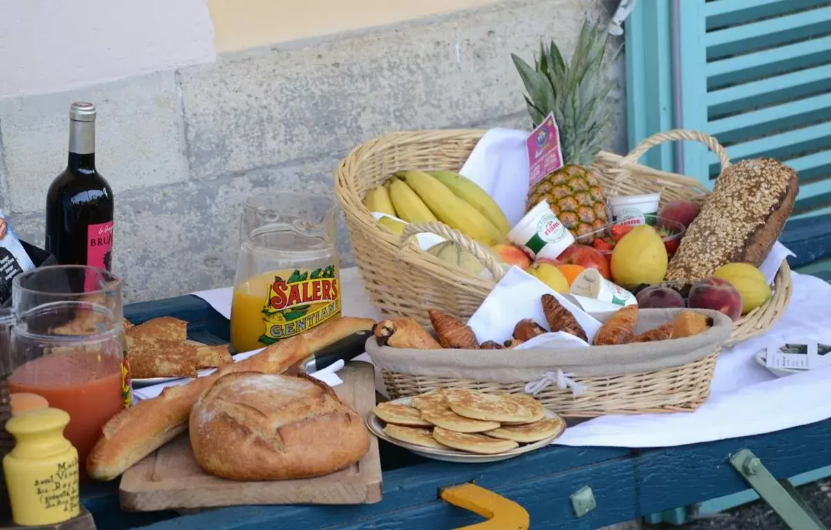 Buffet breakfast, Food in Avenue de la Gare