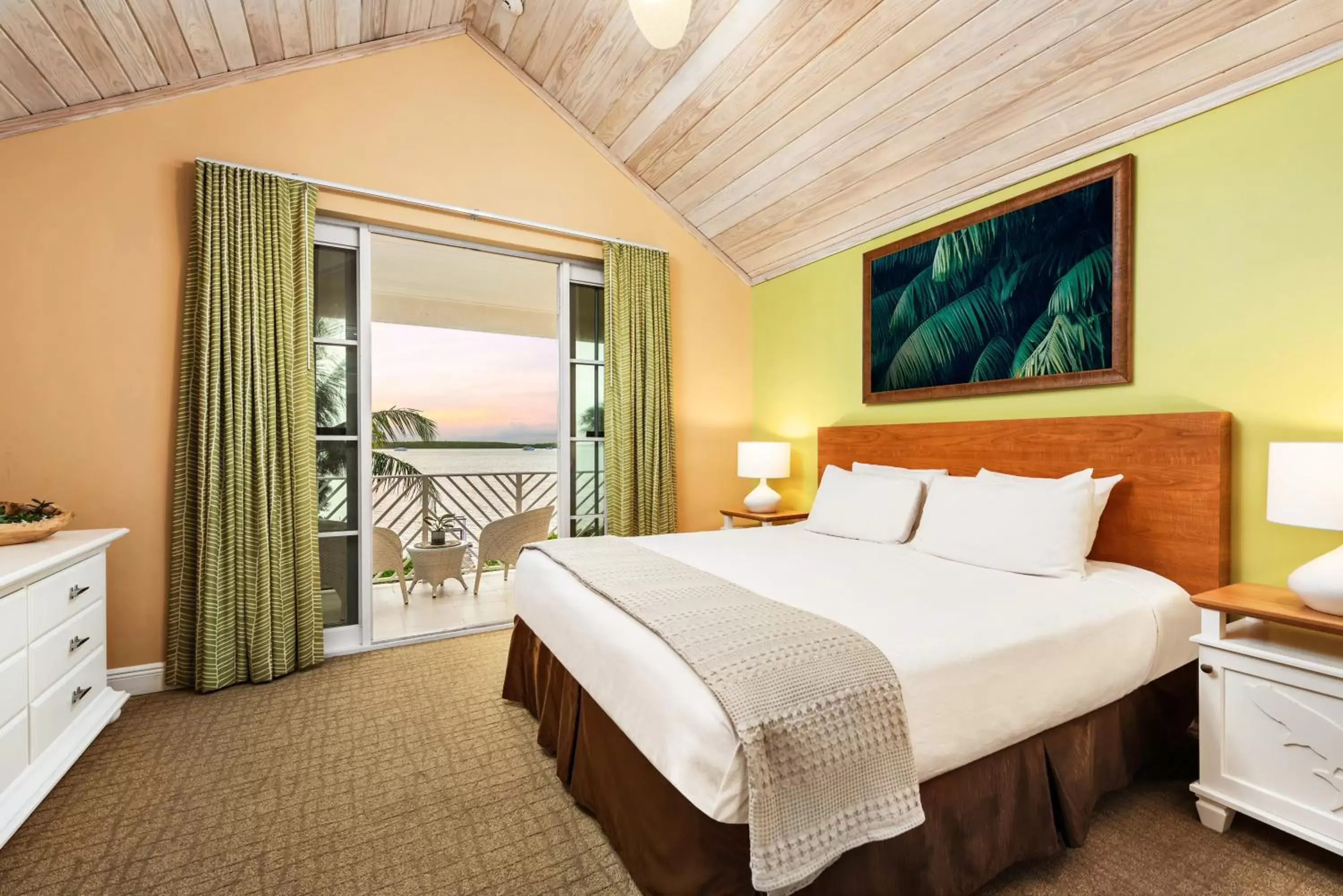 Bed in Islander Bayside Villas & Boatslips