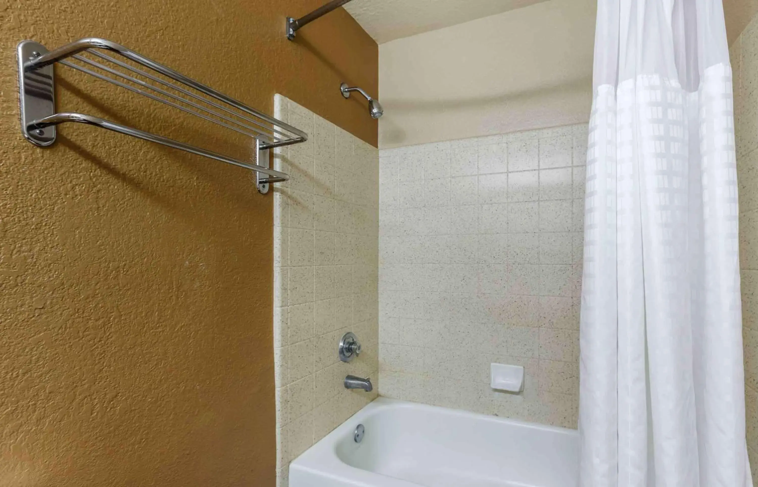 Bathroom in Extended Stay America Suites - Portland - Tigard