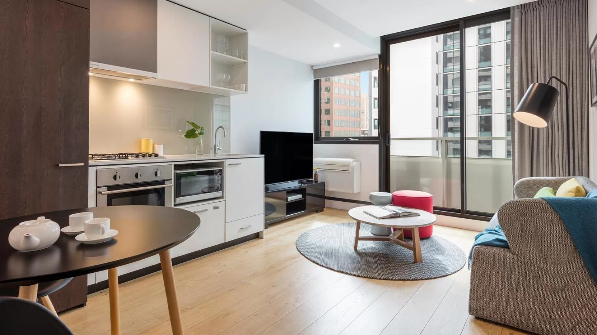 TV and multimedia in Oaks Melbourne Southbank Suites