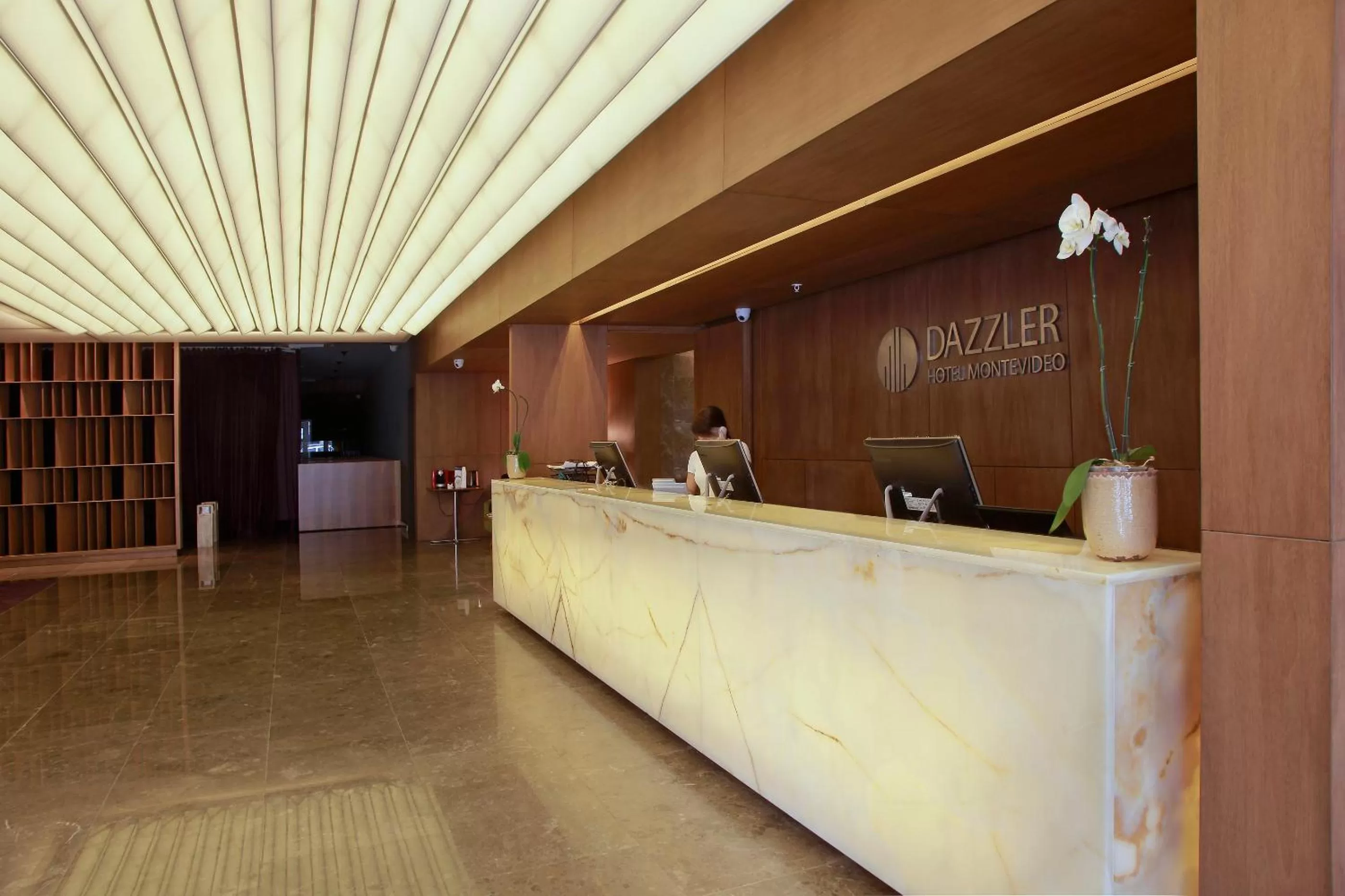 Lobby or reception in Dazzler by Wyndham Montevideo