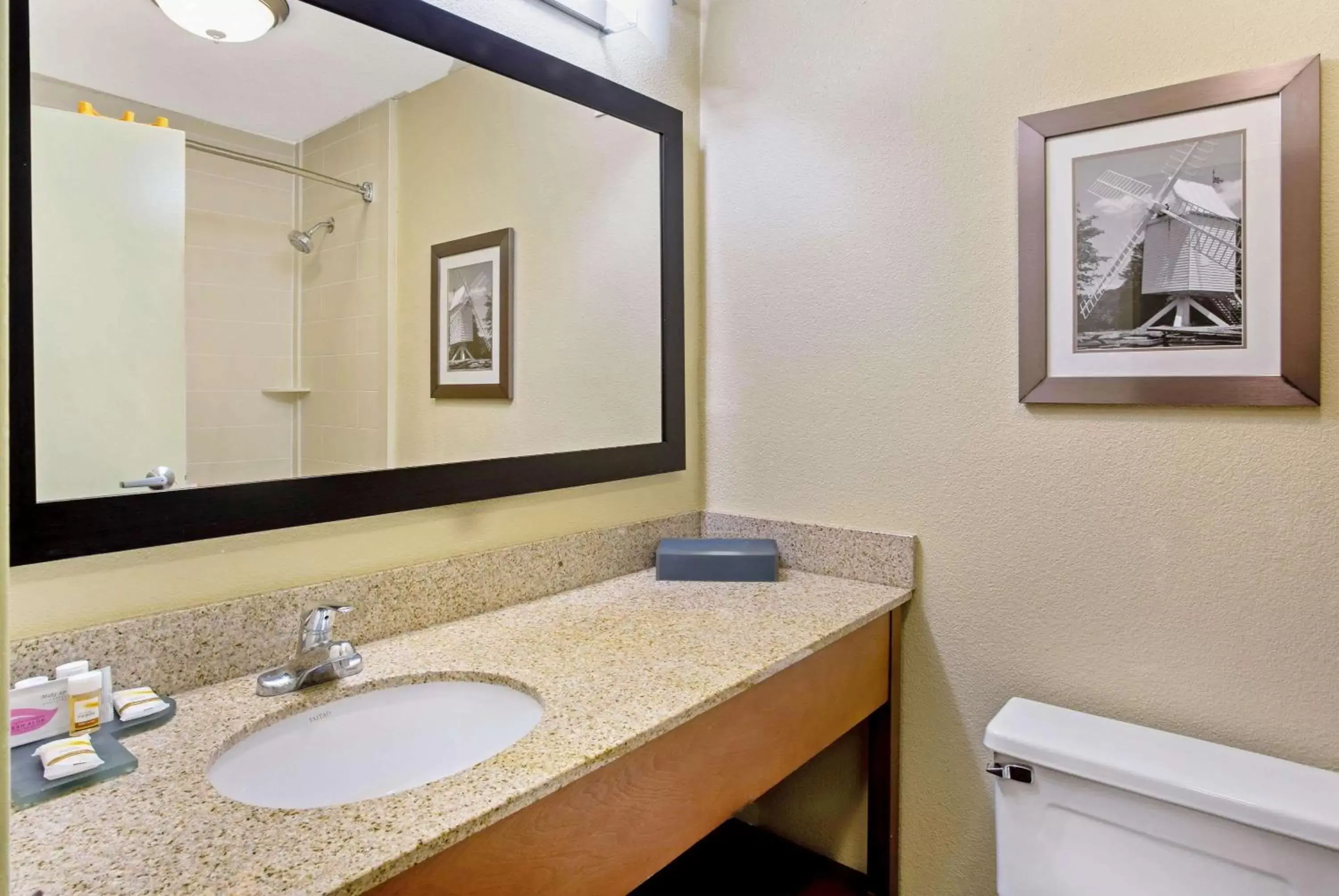 Photo of the whole room, Bathroom in La Quinta by Wyndham Williamsburg Historic Area