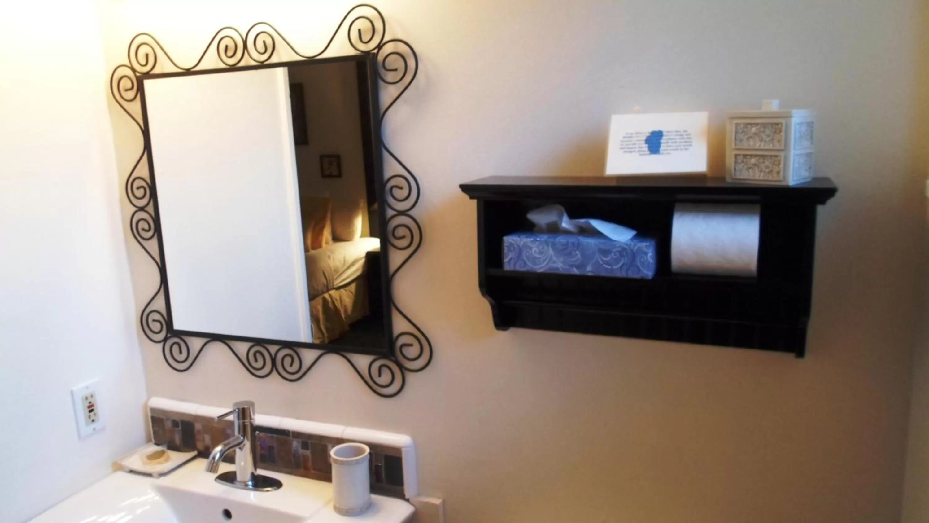 Bathroom, TV/Entertainment Center in Paradice Motel