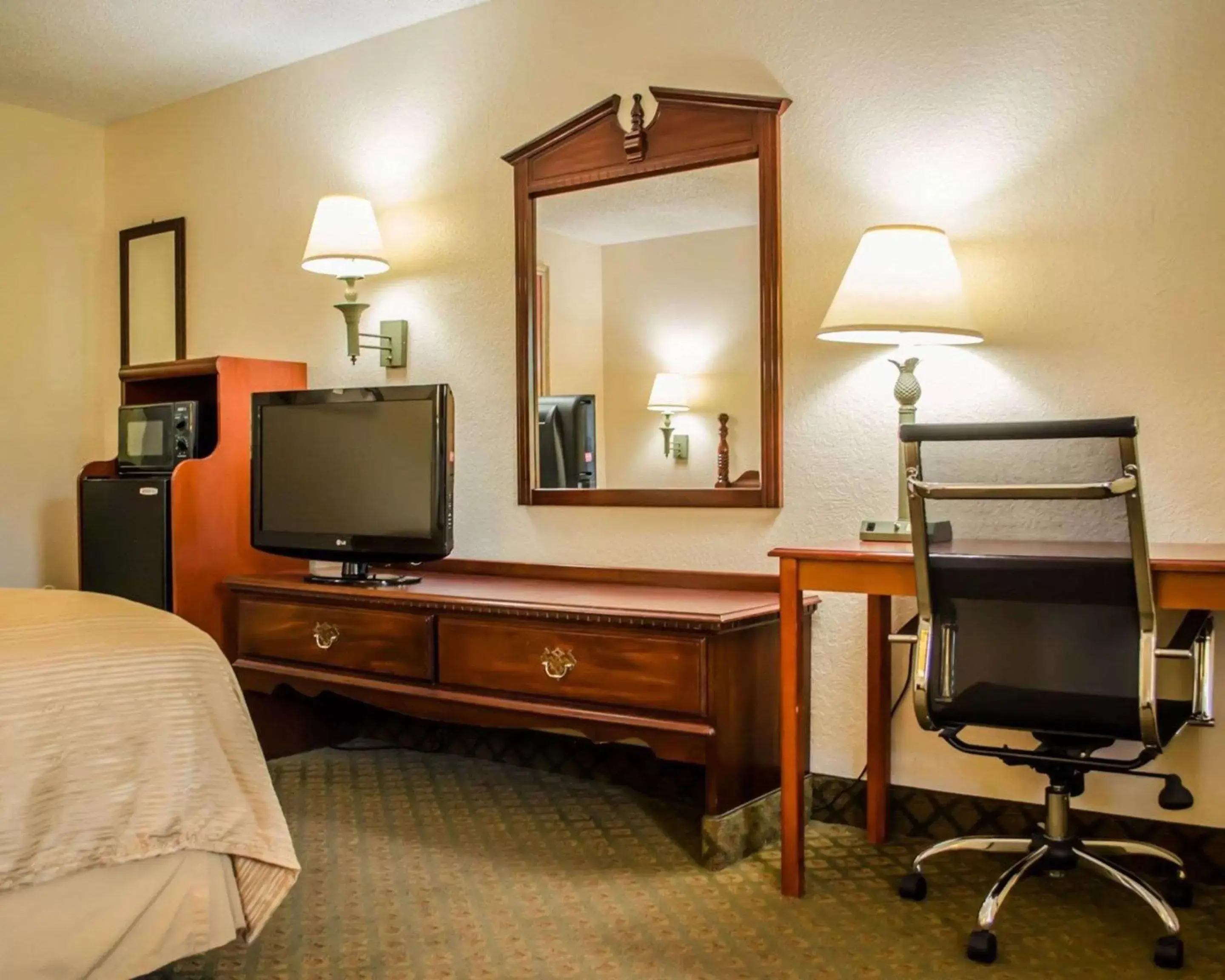 Photo of the whole room, TV/Entertainment Center in Quality Inn Crystal River