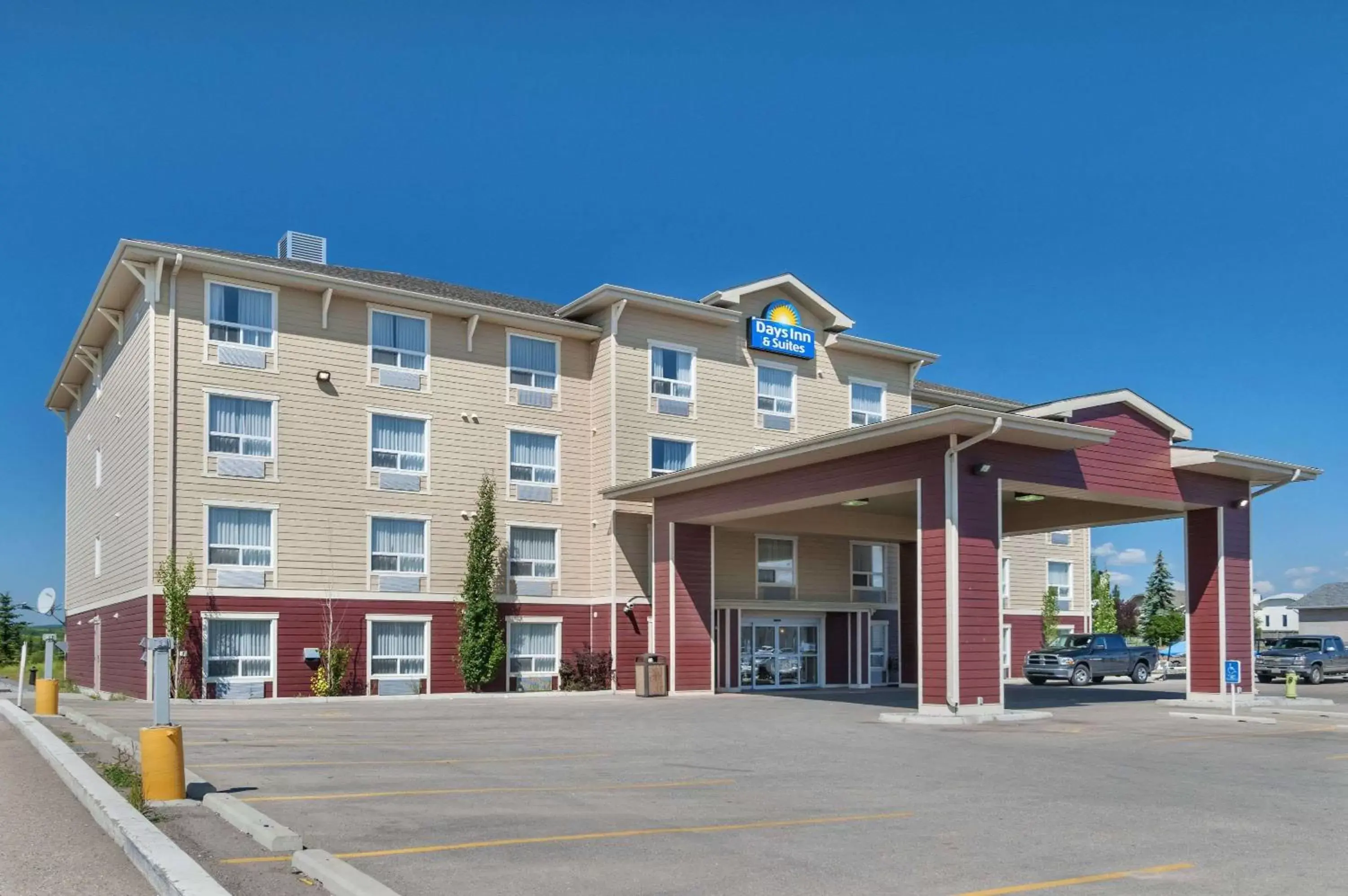 Property building in Days Inn & Suites by Wyndham Cochrane Property building in Days Inn & Suites by Wyndham Cochrane