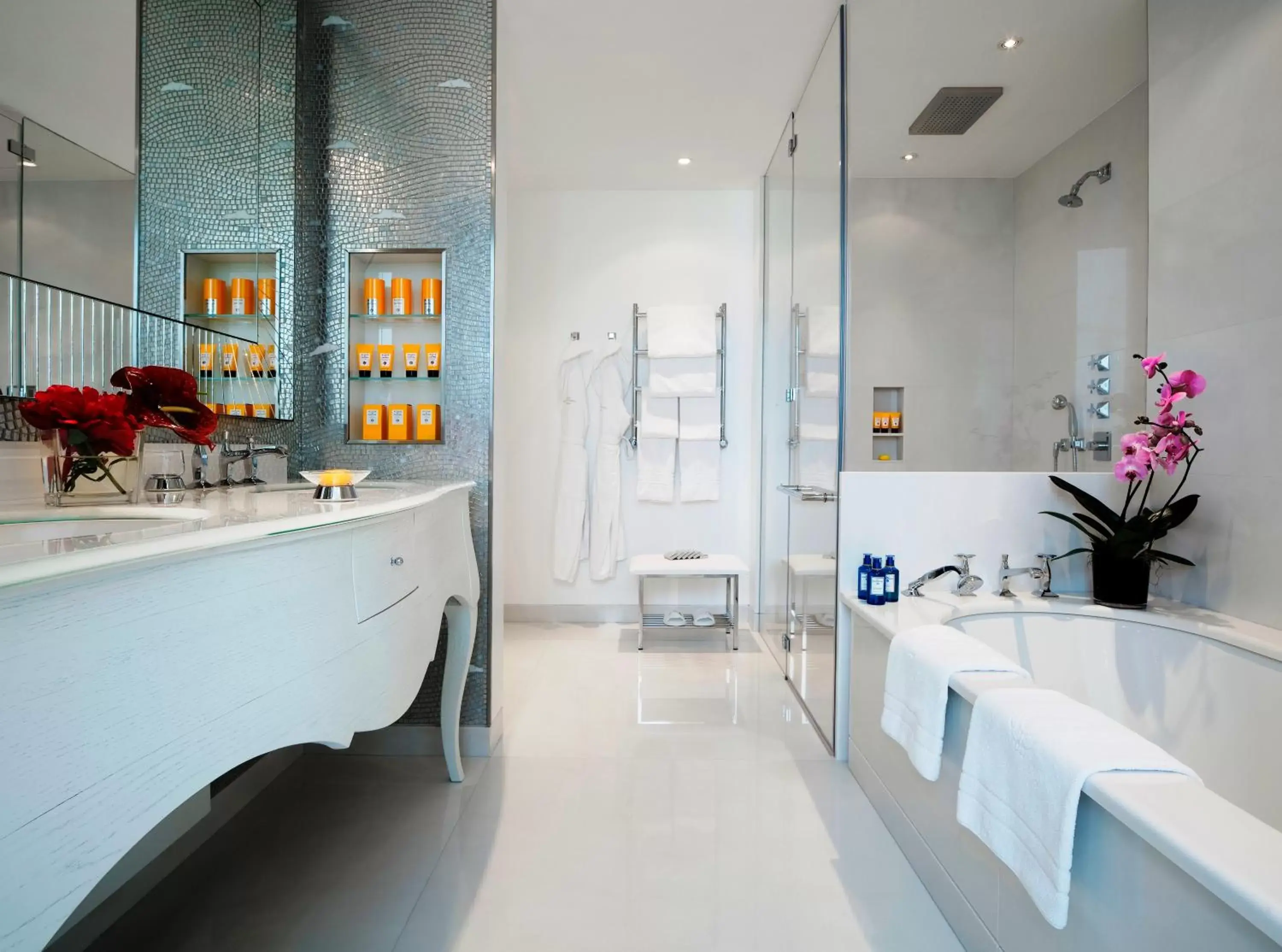 Bathroom in Hotel Principe Di Savoia - Dorchester Collection