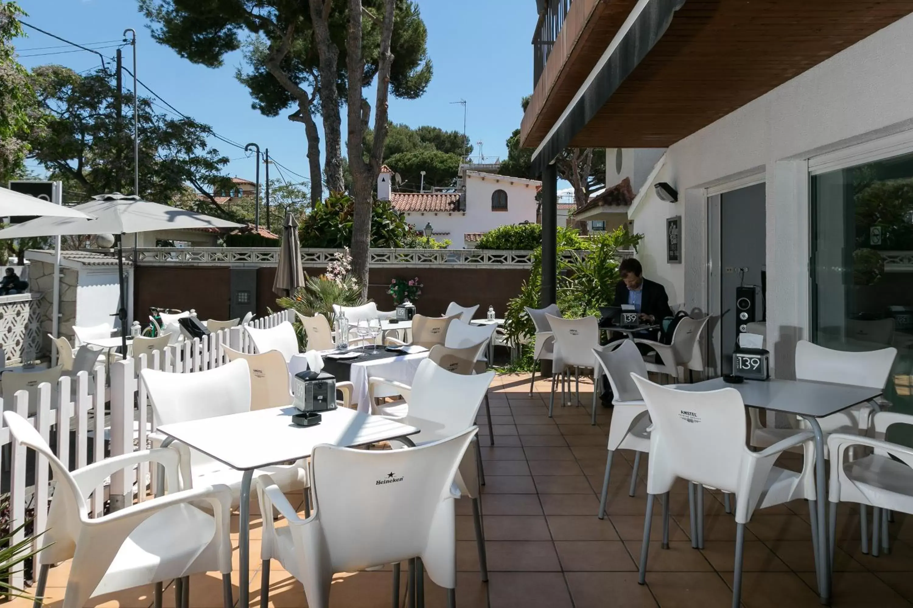 Patio, Restaurant/Places to Eat in Hotel 139