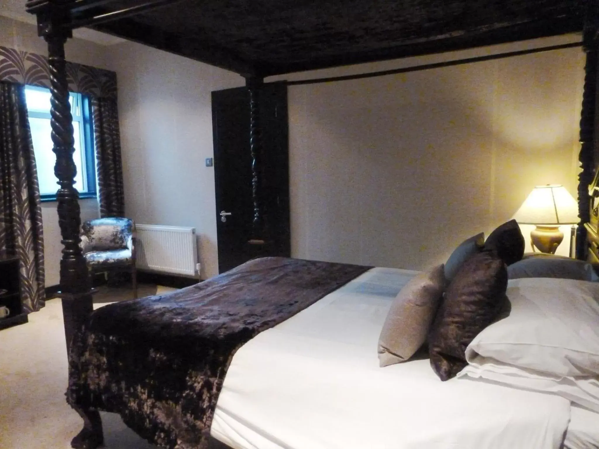 Bedroom, Bed in The Popinjay Hotel