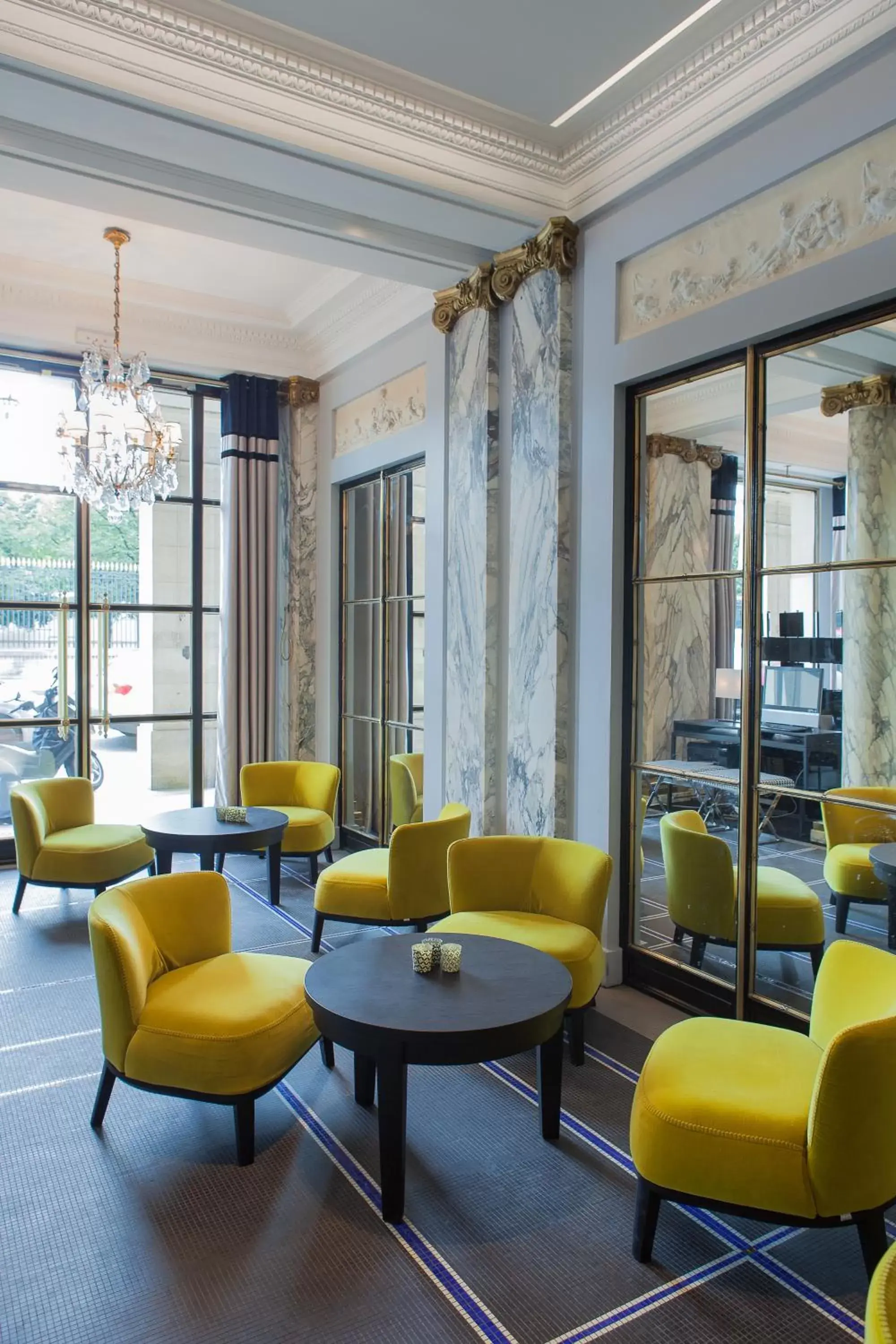 Lounge or bar in Hôtel Brighton - Esprit de France
