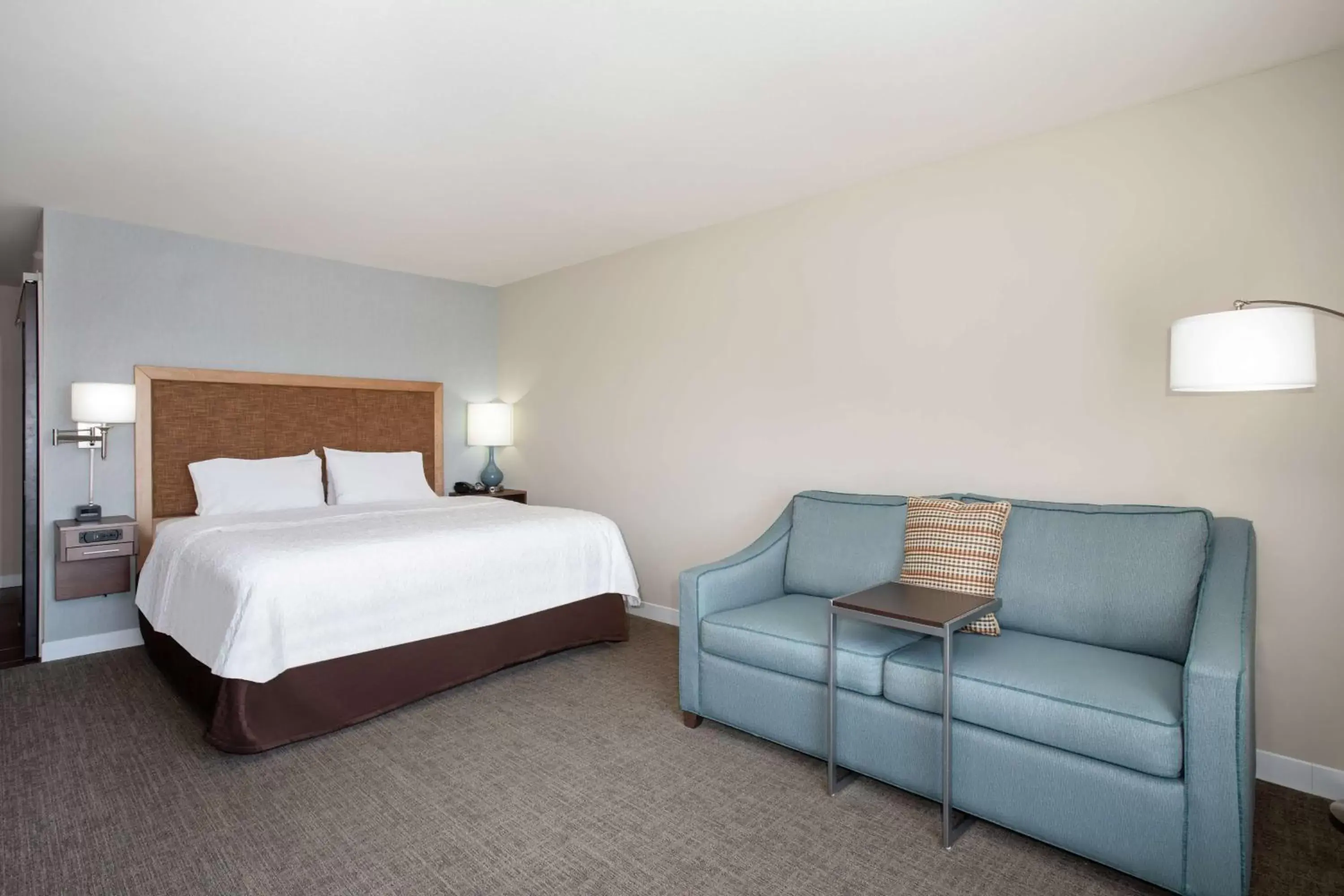 Living room, Bed in Hampton Inn Lincoln Airport, Ne