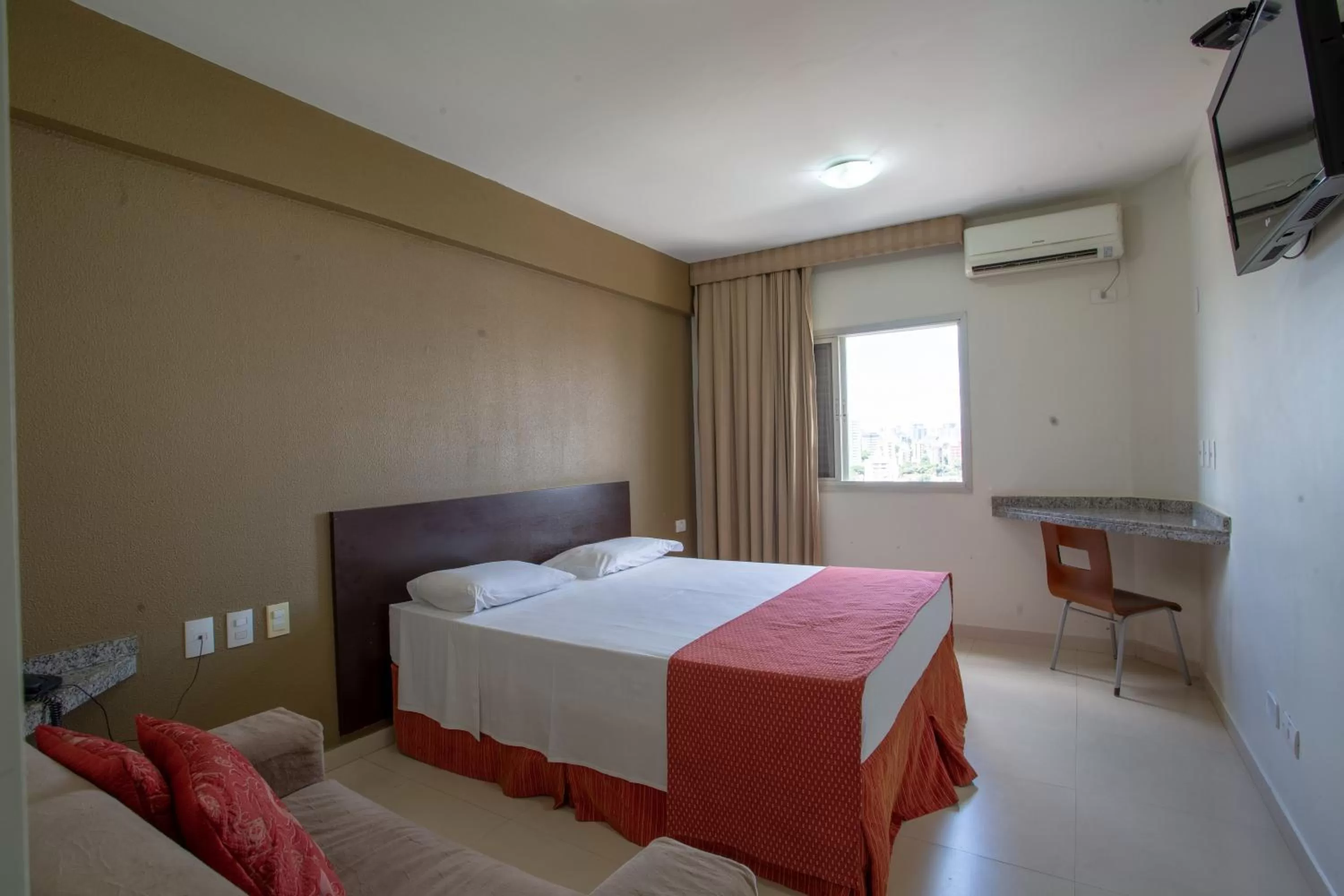Bathroom, Bed in Hotel Apollo