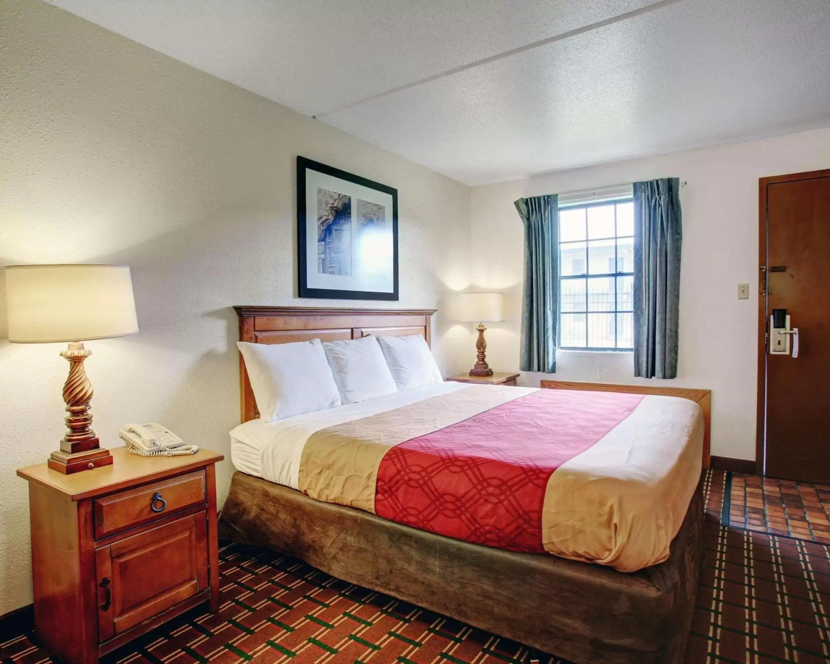 Photo of the whole room, Bed in Rodeway Inn New Braunfels