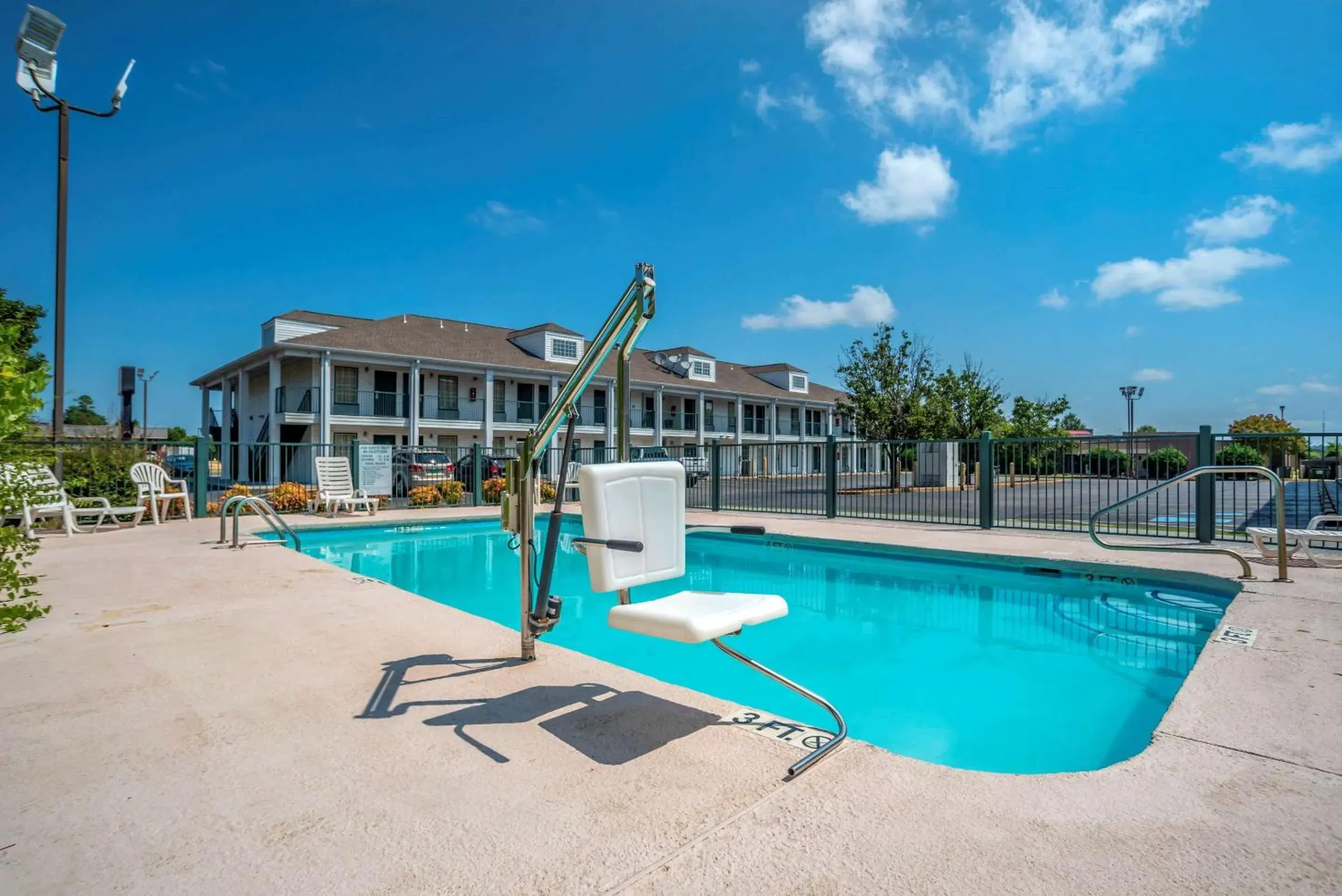 Activities, Swimming Pool in Econo Lodge Tupelo