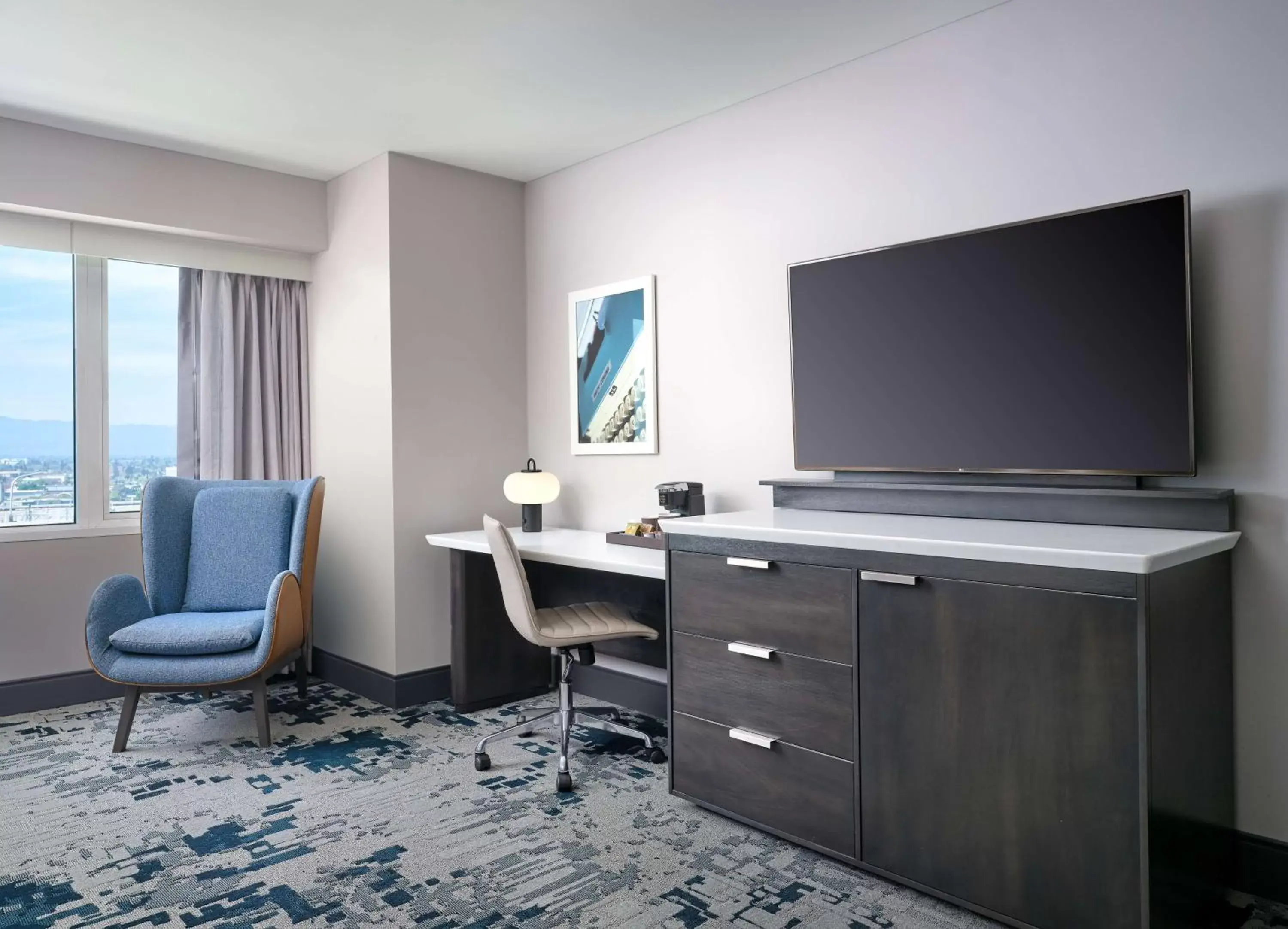 Bedroom, TV/Entertainment Center in Hilton San Jose