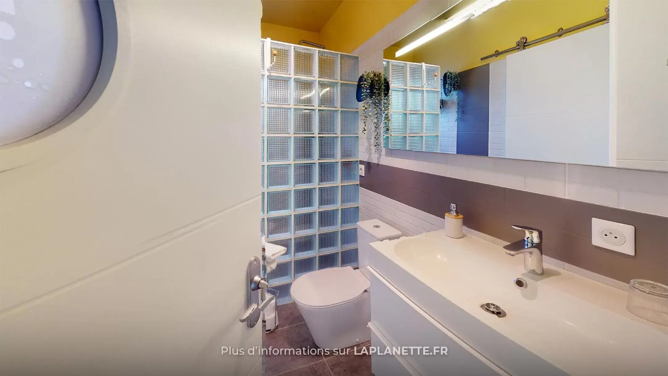 Bathroom in LA PLANETTE