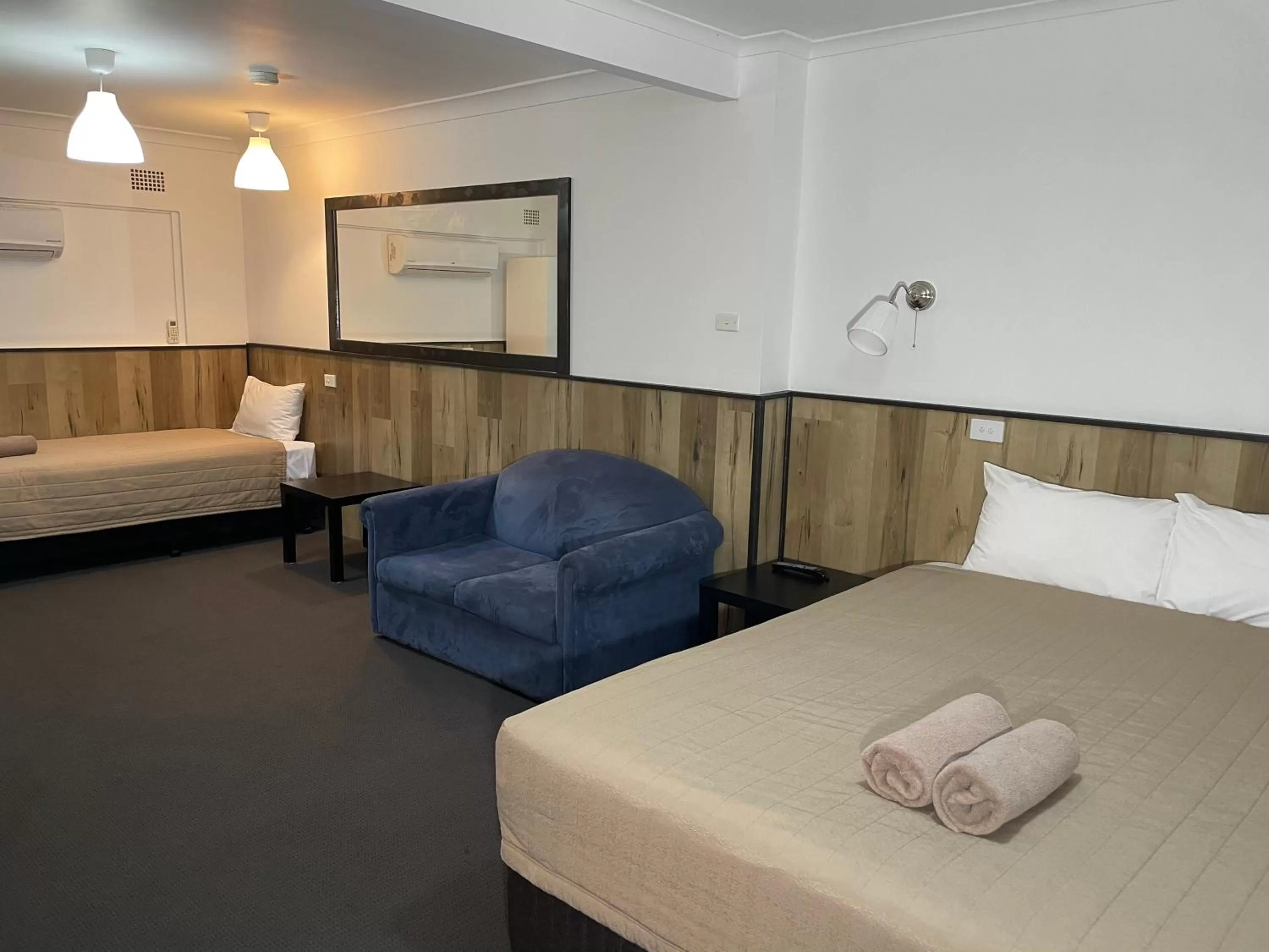 Bed in Countryman Motor Inn Cowra