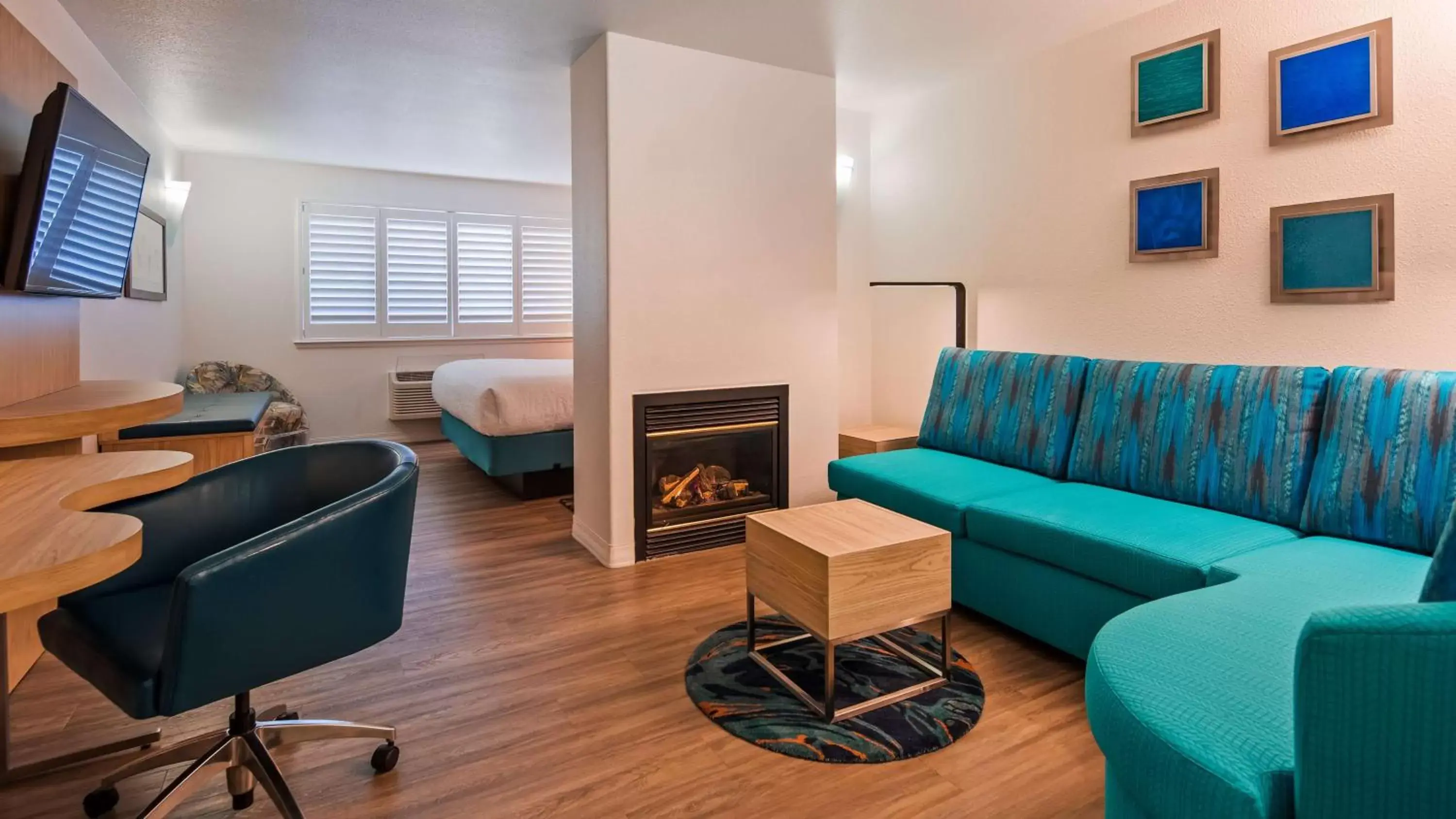 Photo of the whole room, Seating Area in Best Western Plus Capitola By-the-Sea Inn & Suites
