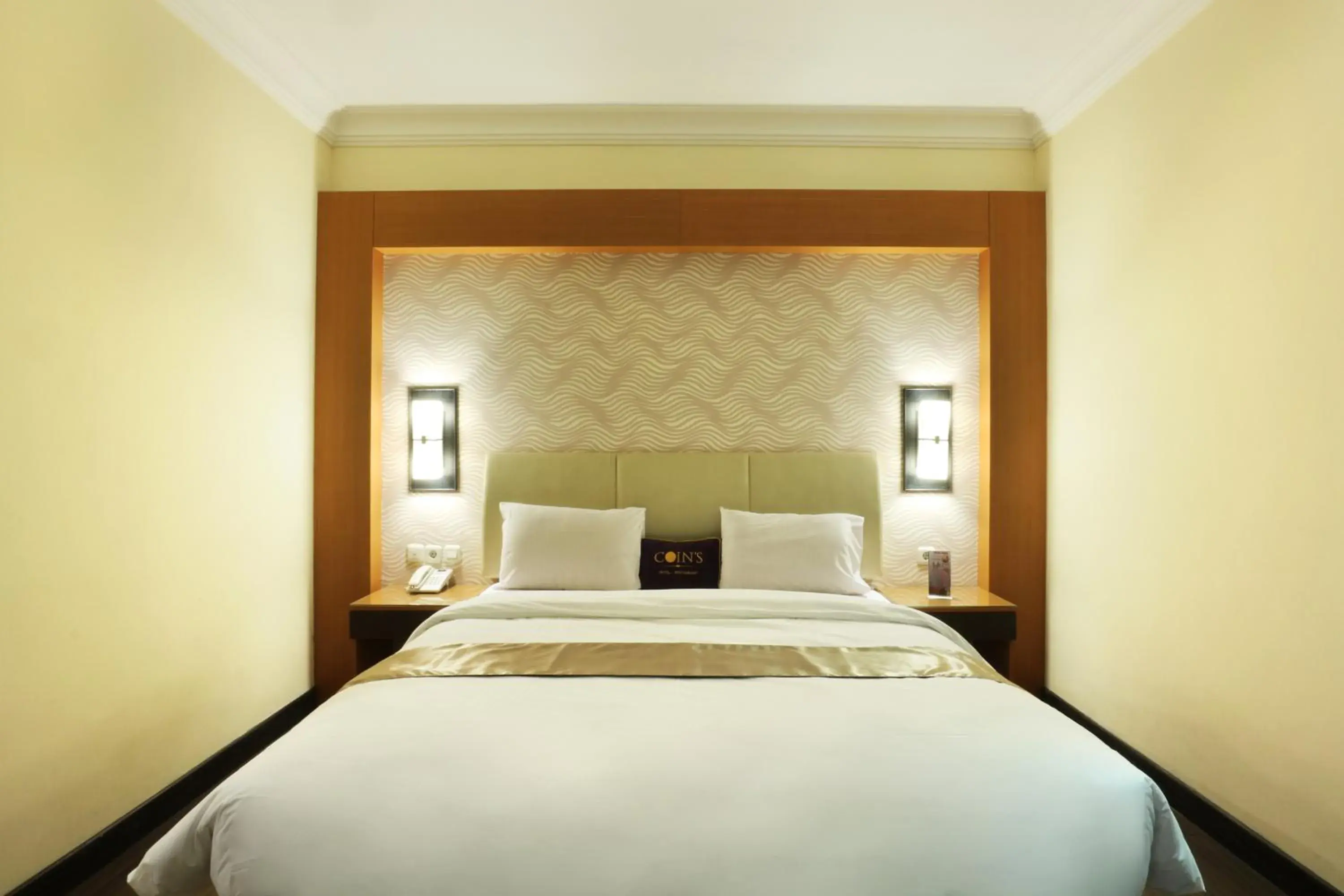 Bedroom, Bed in Coins Hotel Jakarta