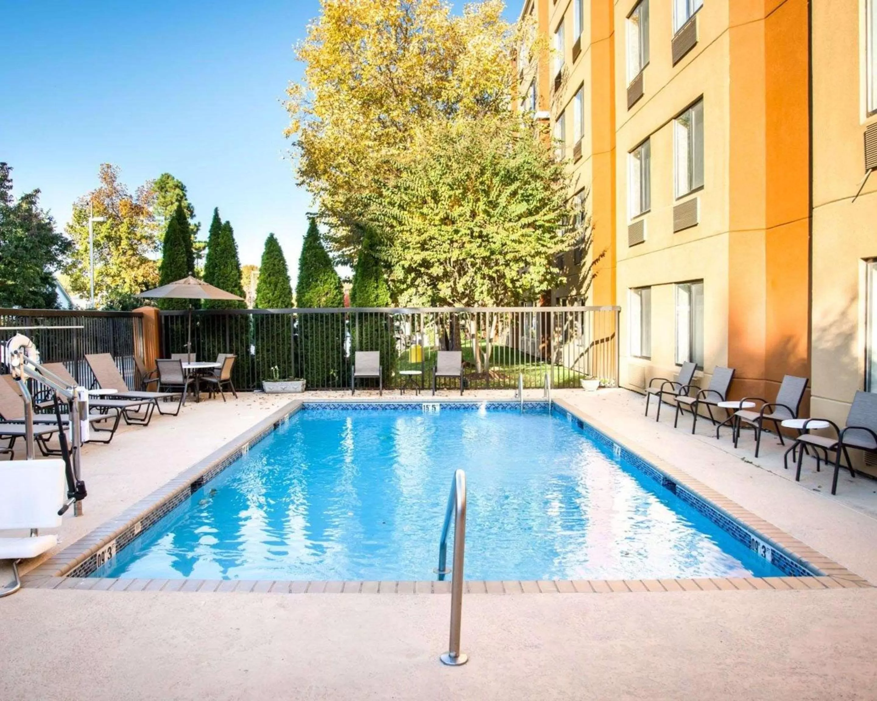 Swimming pool in Sleep Inn University Place