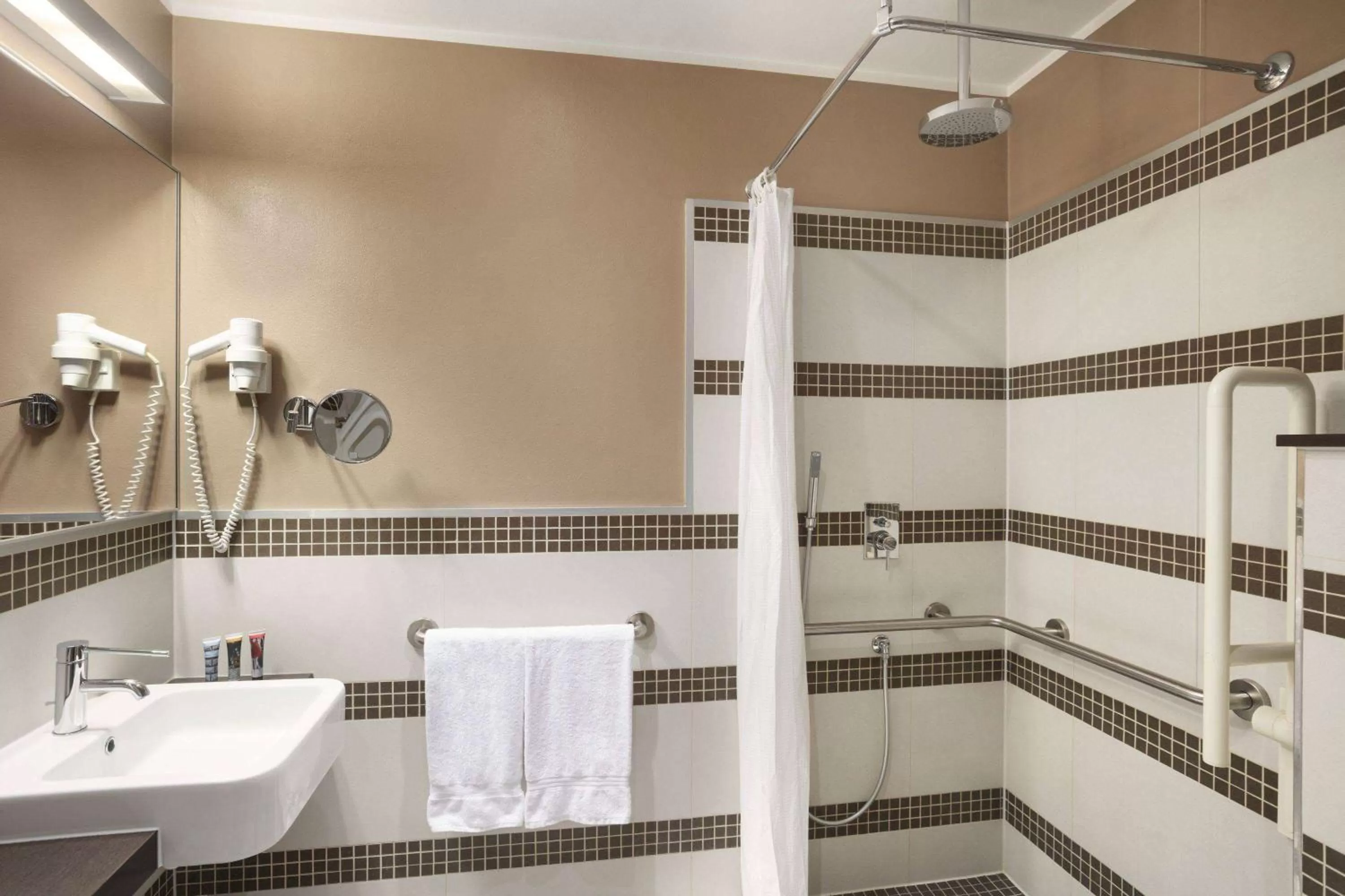 Shower in Ramada Plaza by Wyndham Milano