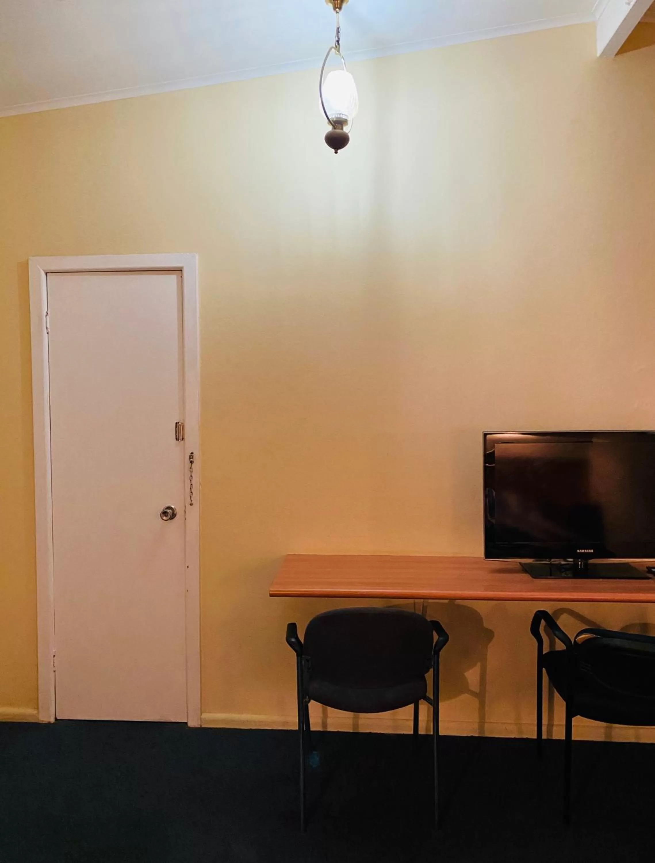 Shower in County Lodge Motor Inn