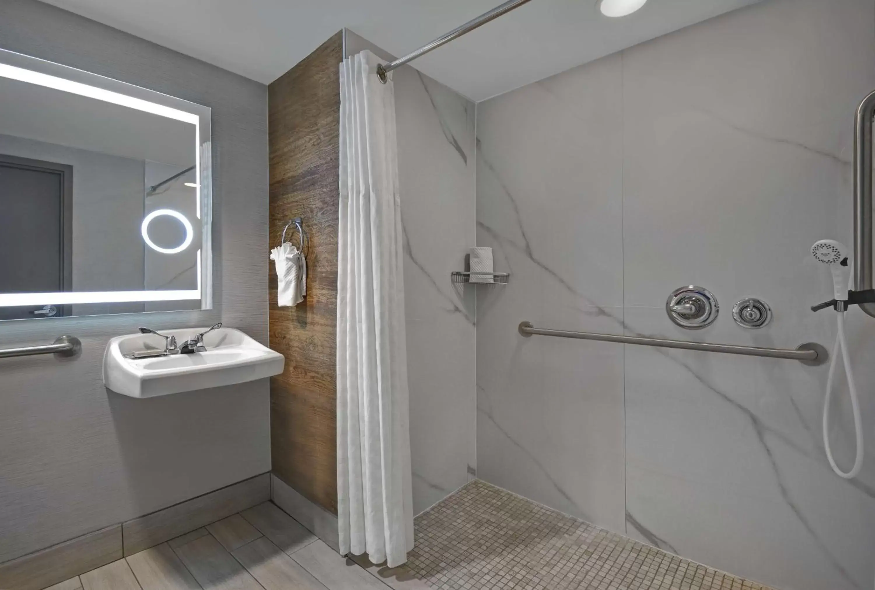 King Room with Roll-In Shower - Mobility Access in Hilton Hasbrouck Heights-Meadowlands King Room with Roll-In Shower - Mobility Access in Hilton Hasbrouck Heights-Meadowlands