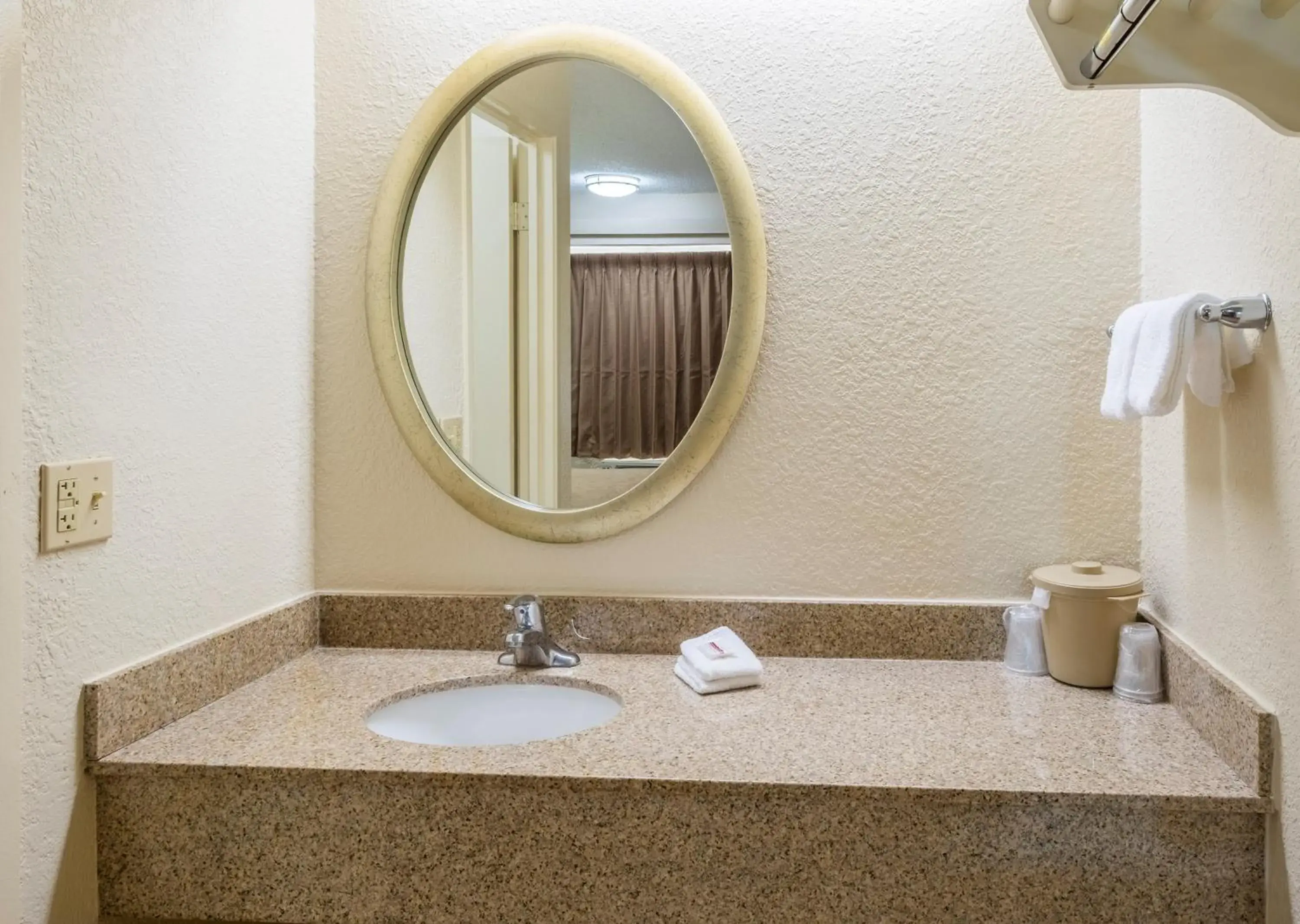 Bathroom in Red Roof Inn Parkersburg