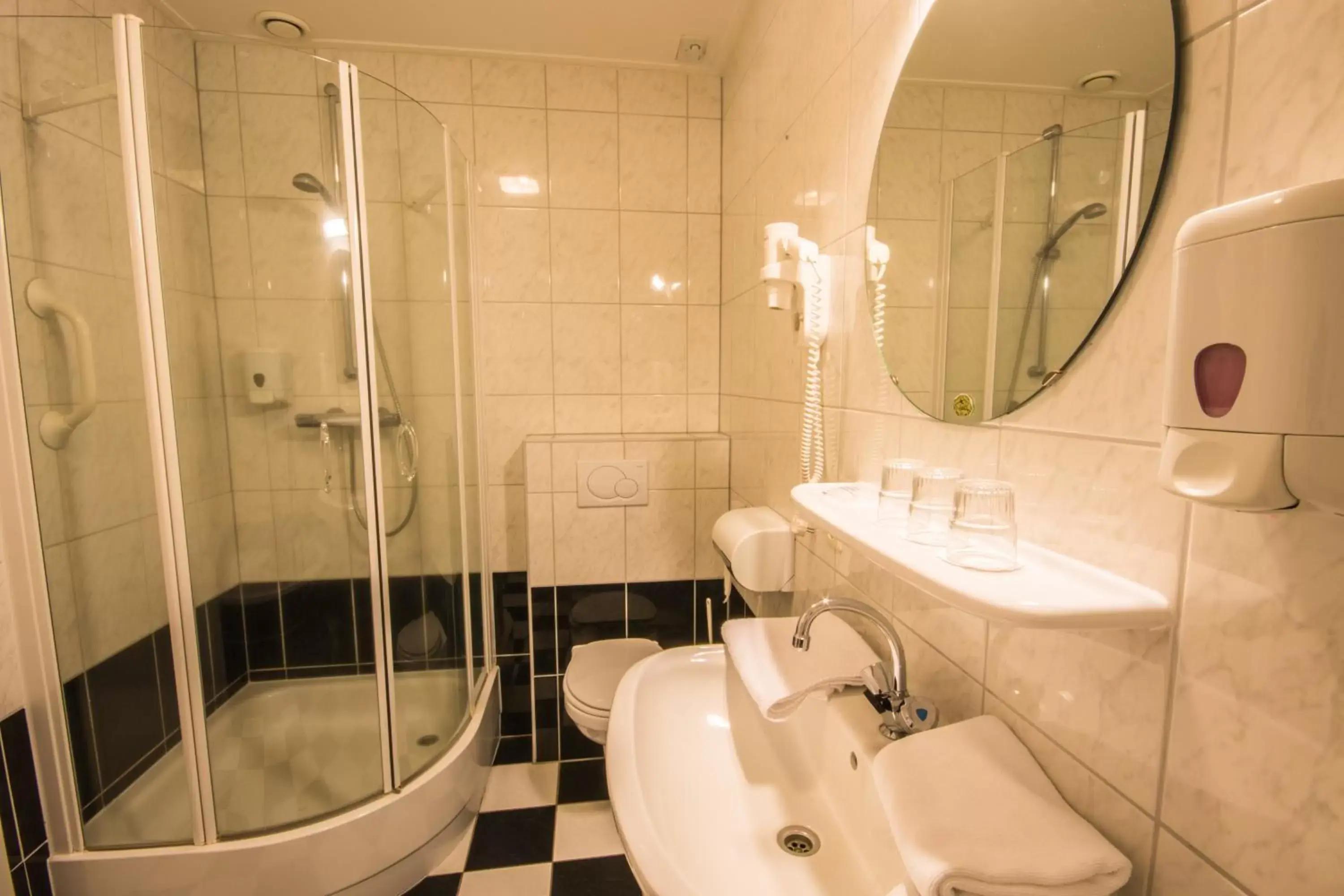 Bathroom in De Stobbe hotel & suites