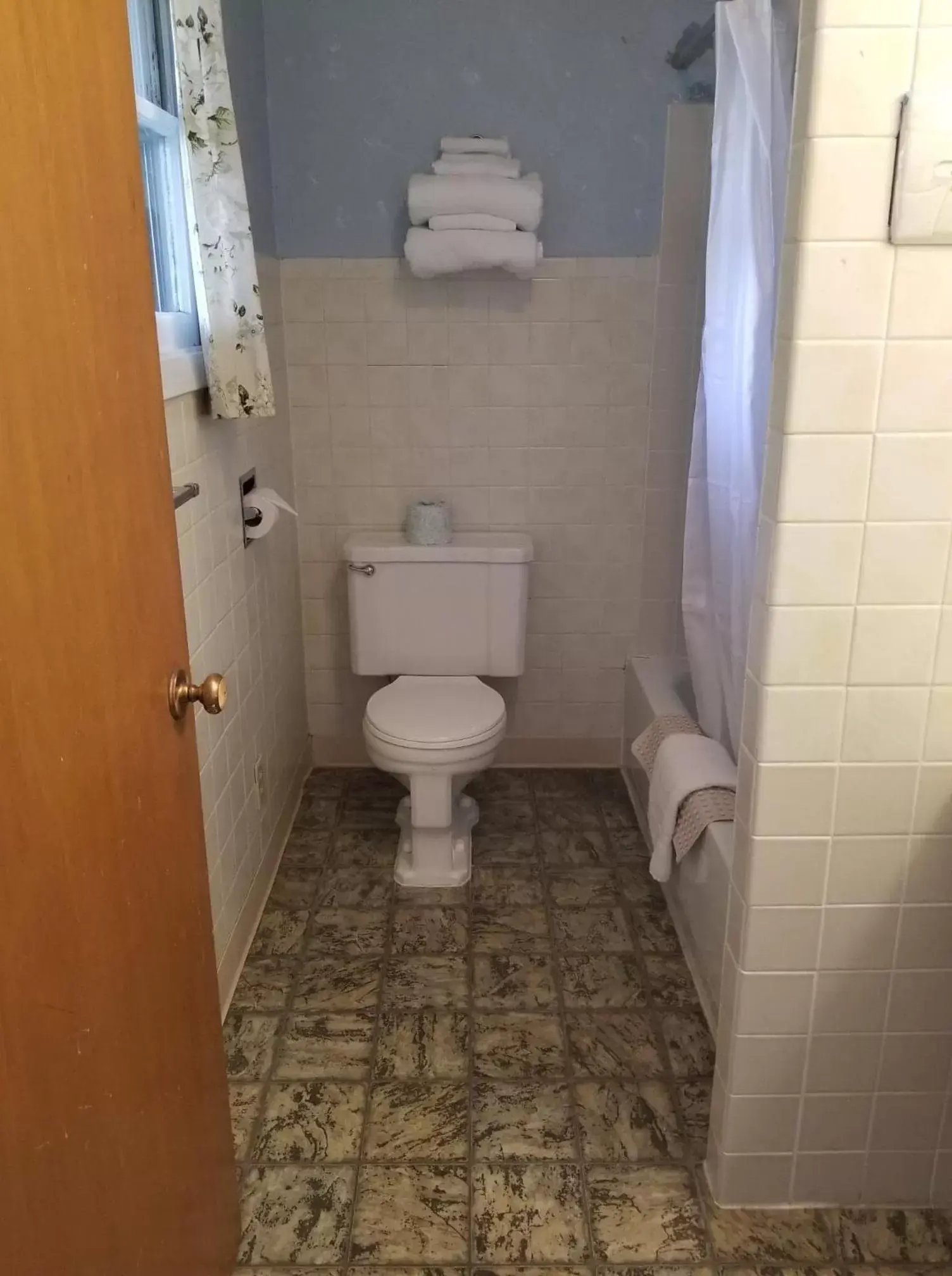 Bathroom in Oregon Trail Motel and Restaurant