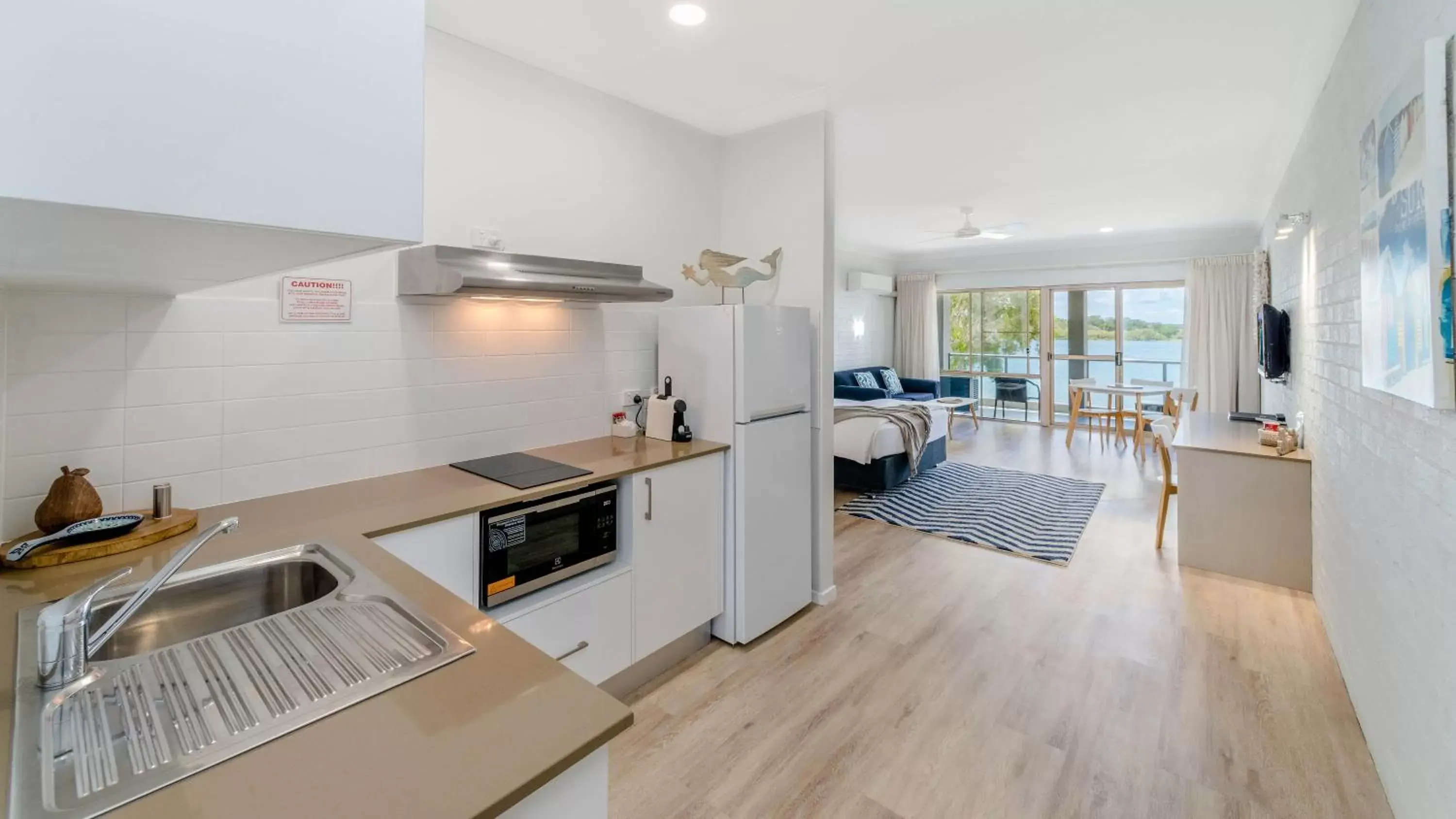 Kitchen or kitchenette, Kitchen/Kitchenette in Moby Dick Waterfront Resort Motel