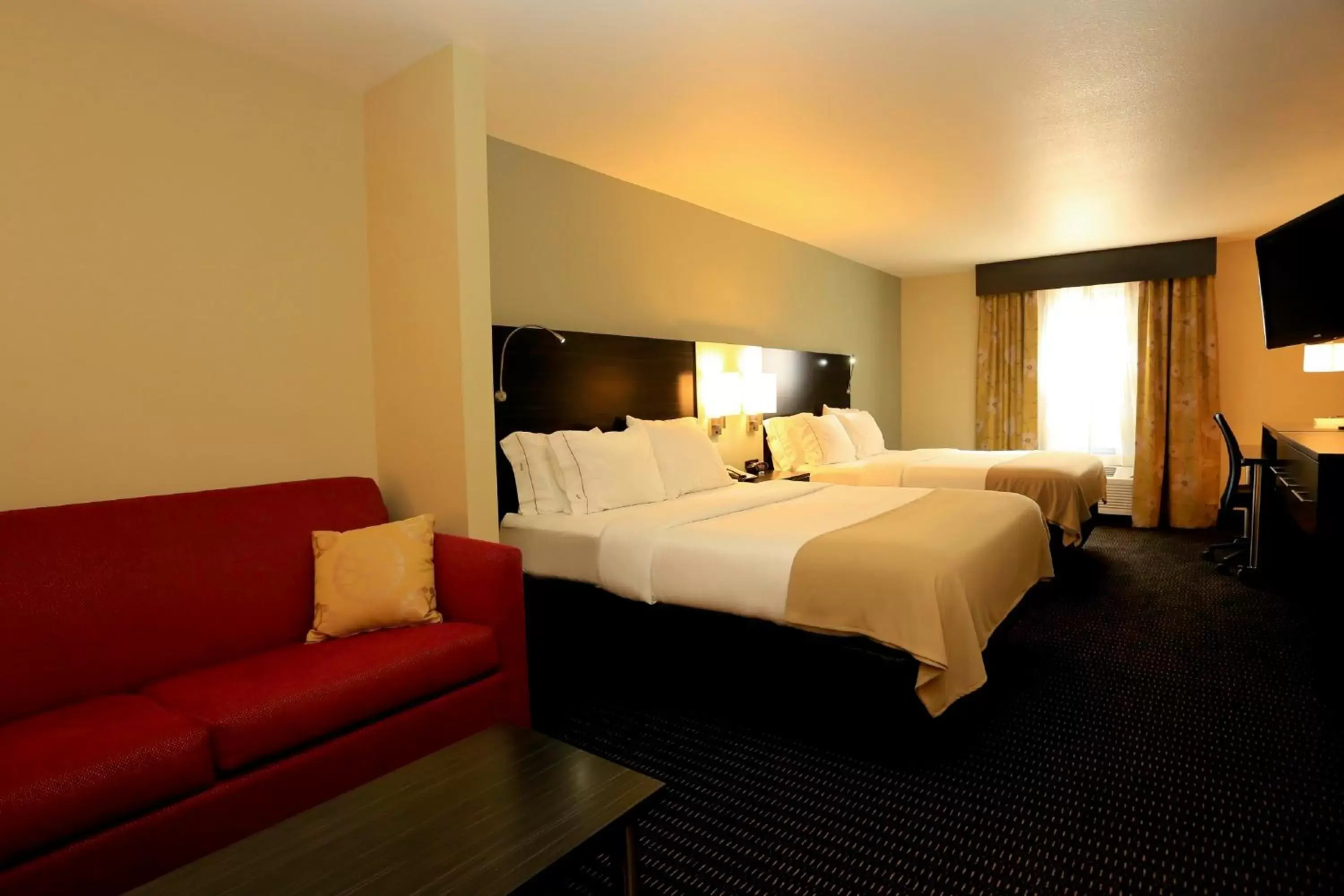 Photo of the whole room, Bed in Holiday Inn Express & Suites Marion Northeast, an IHG Hotel