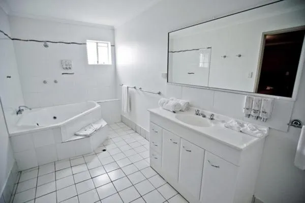 Bathroom in Centrepoint Motor Inn