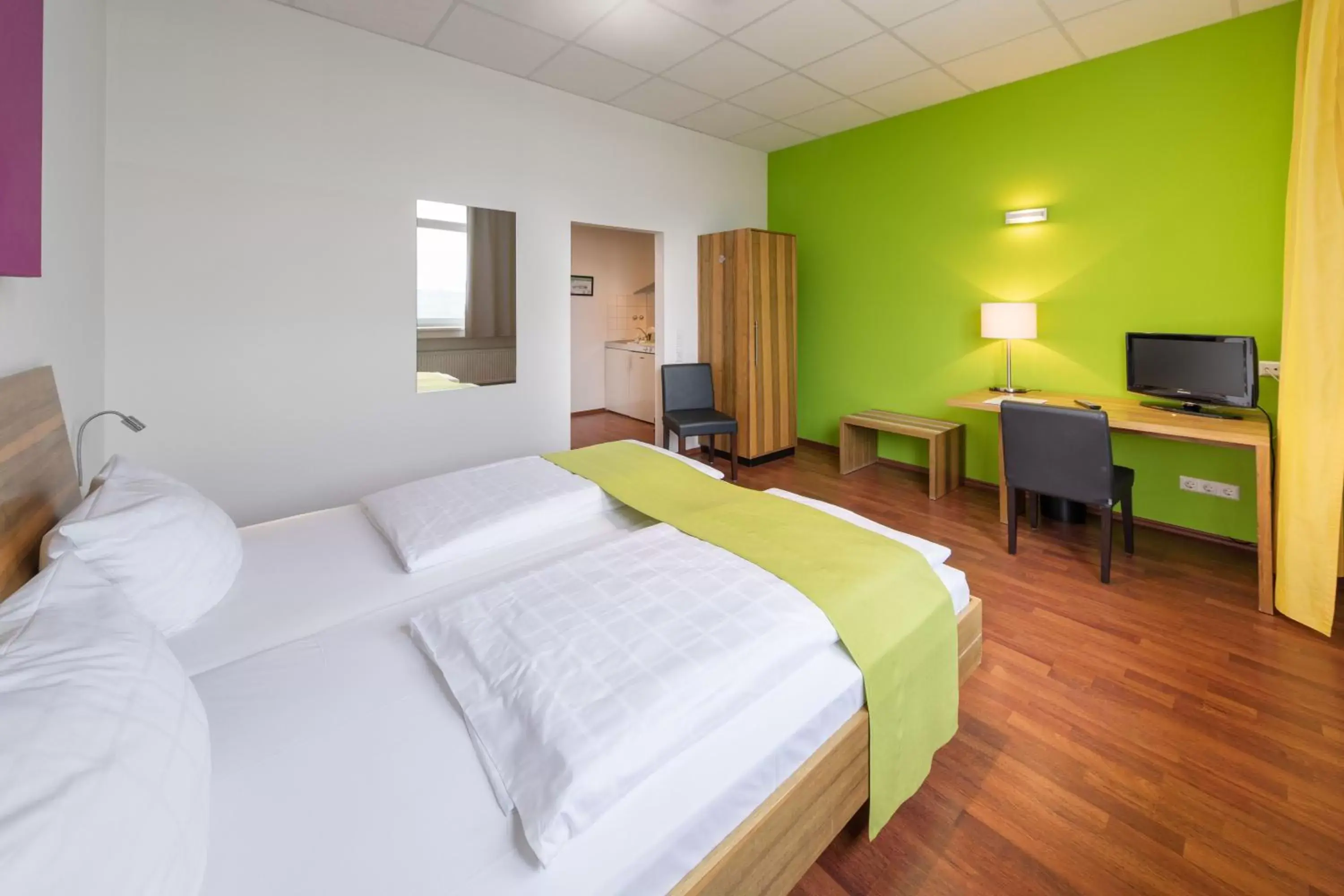 Photo of the whole room, Bed in AMH Airport-Messe-Hotel Stuttgart