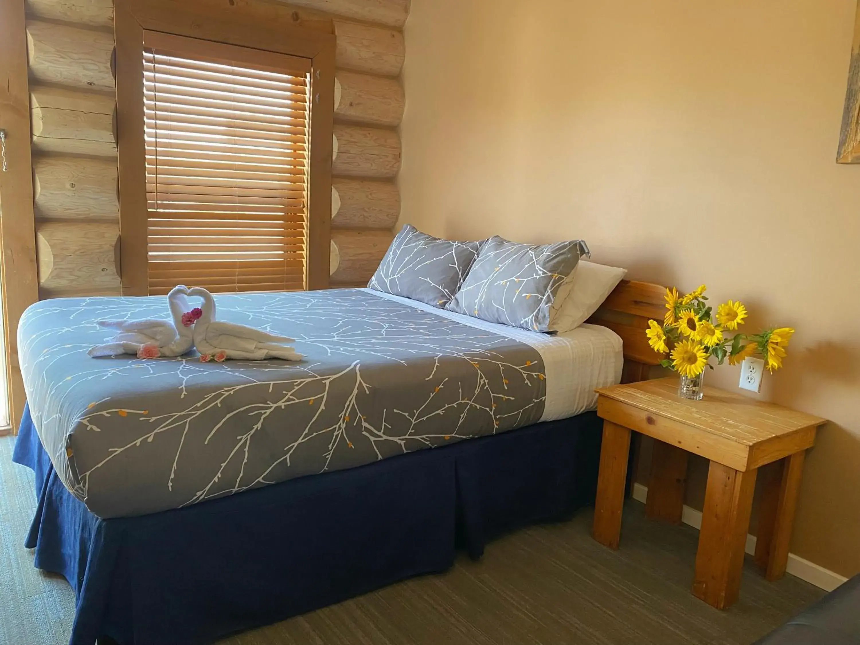 Living room, Bed in Bear's Claw Lodge